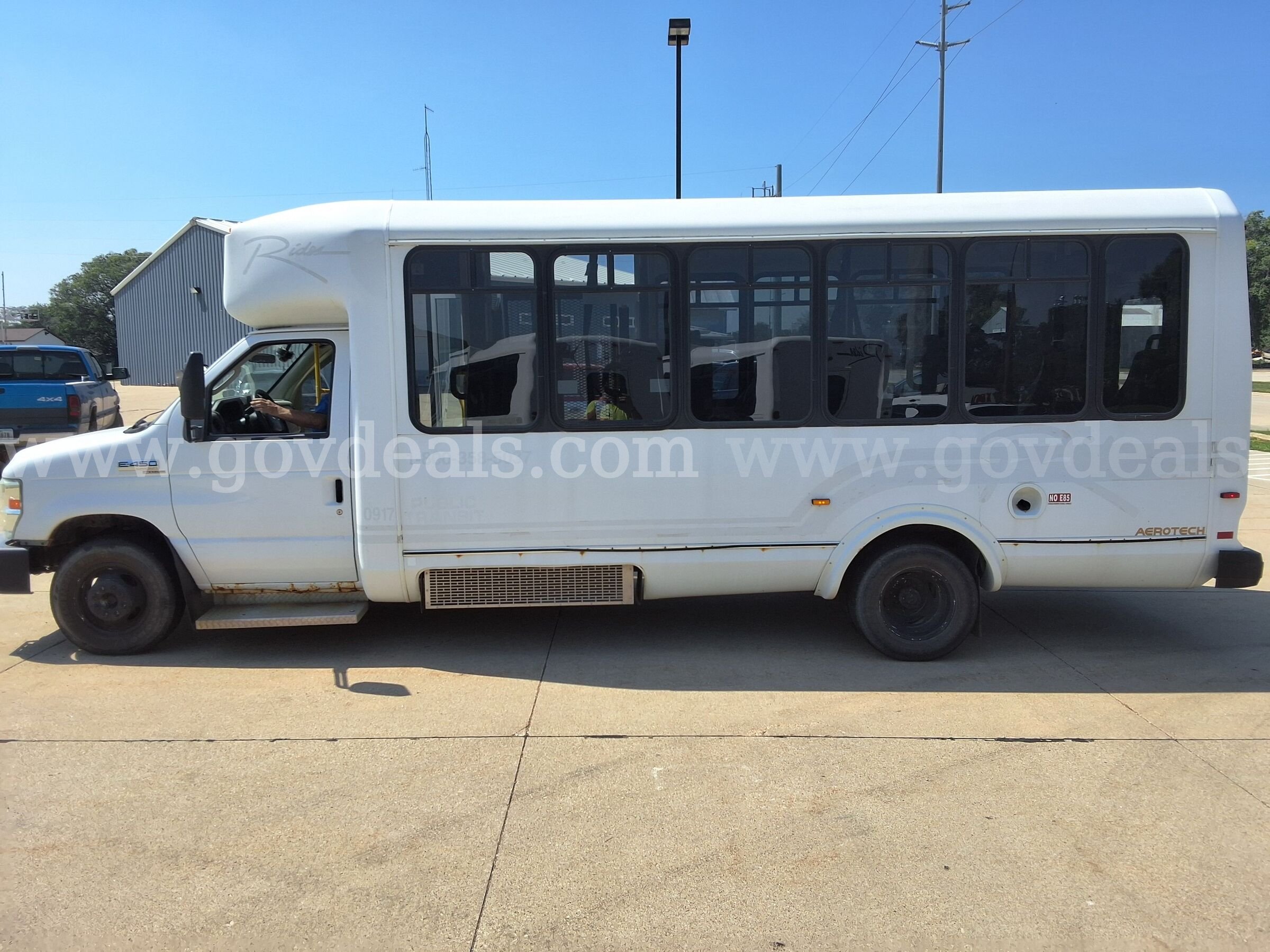 2010 Ford E-450 w/Braun Wheelchair Lift Ford 450 Government Surplus Auction - Photo #2
