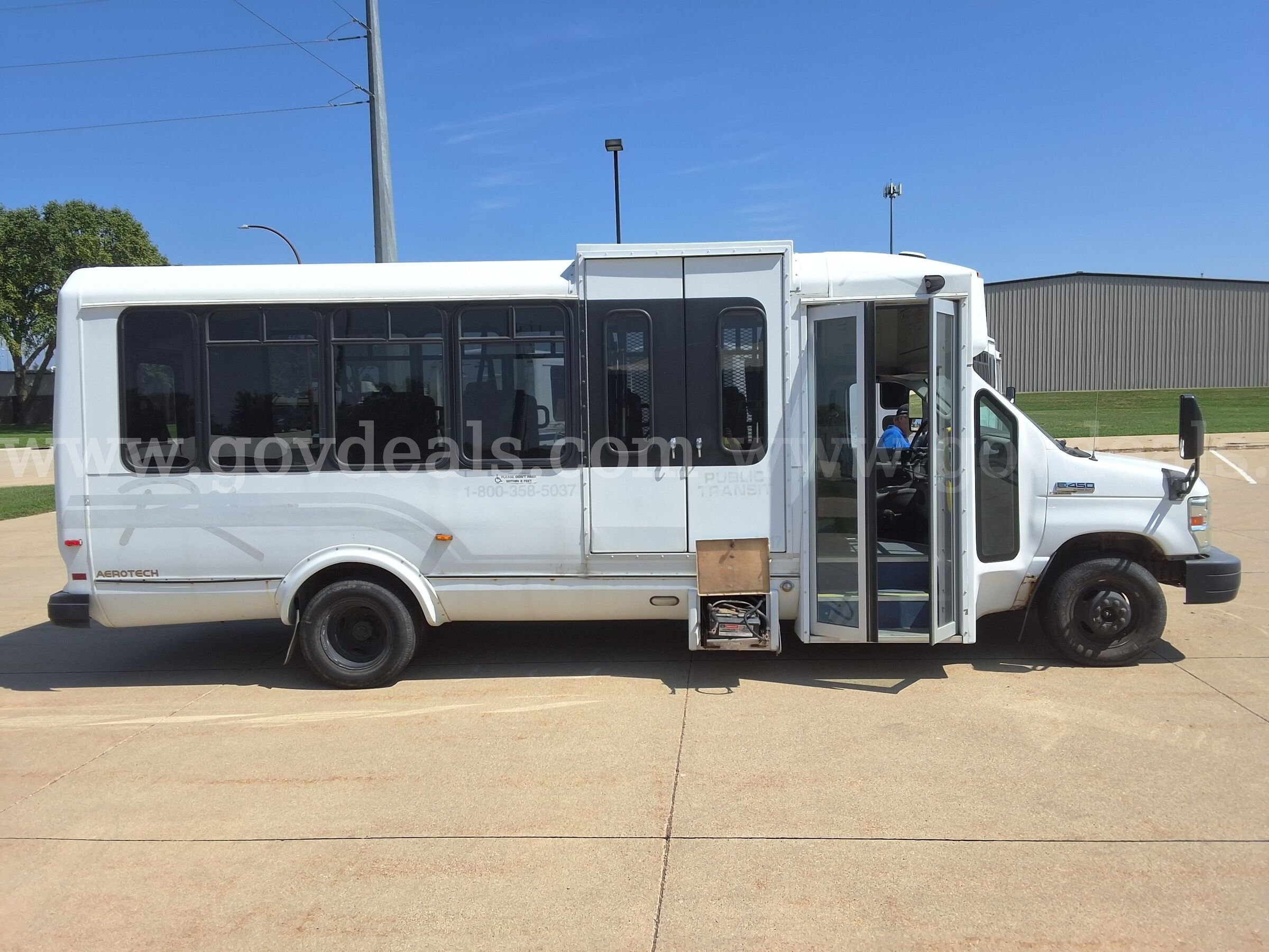 2010 Ford E-450 w/Braun Wheelchair Lift Ford 450 Government Surplus Auction - Photo #4