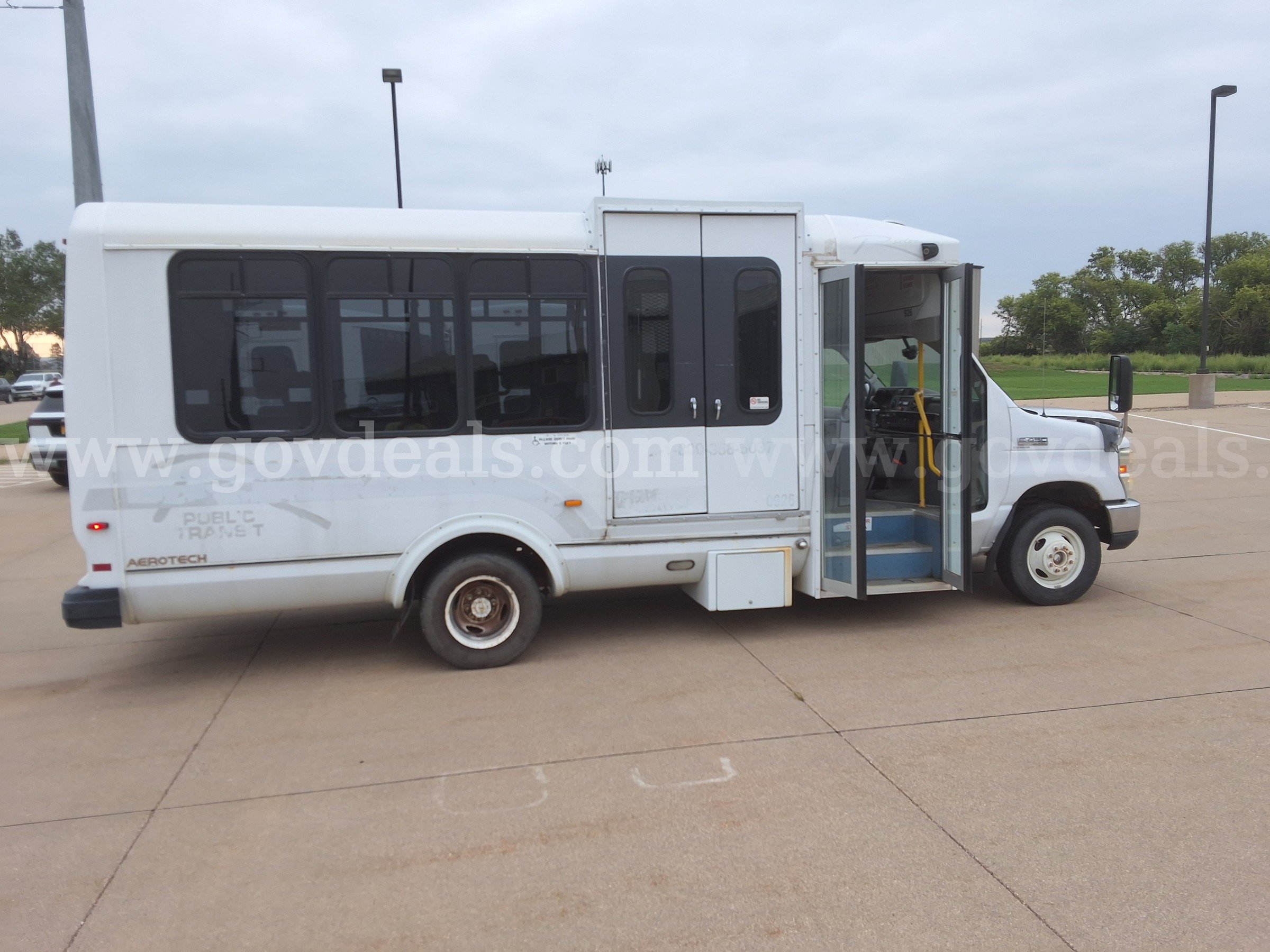 2010 Ford E-450 w/Braun Wheelchair Lift Ford 450 Government Surplus Auction - Photo #4