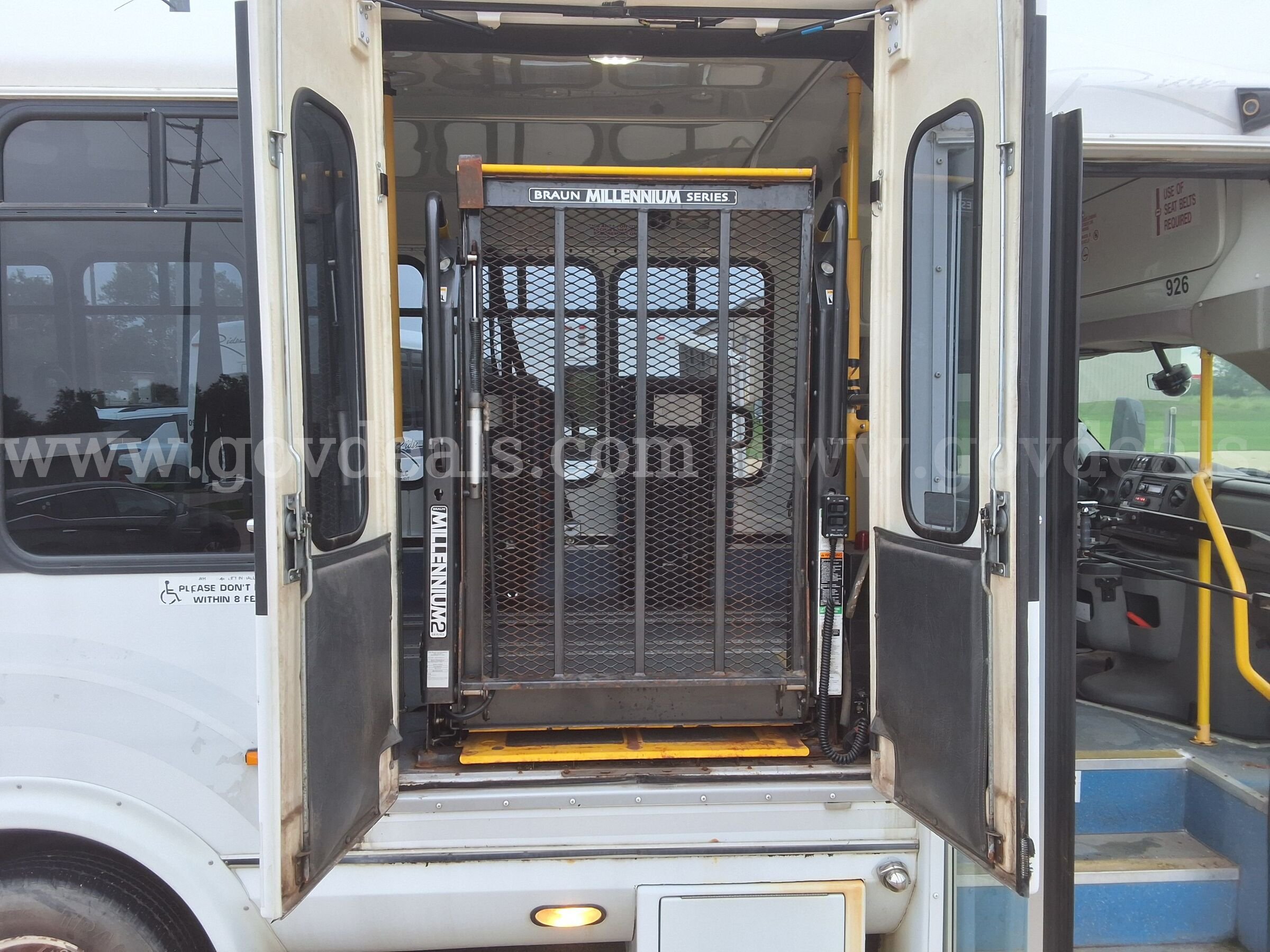 2010 Ford E-450 w/Braun Wheelchair Lift Ford 450 Government Surplus Auction - Photo #5