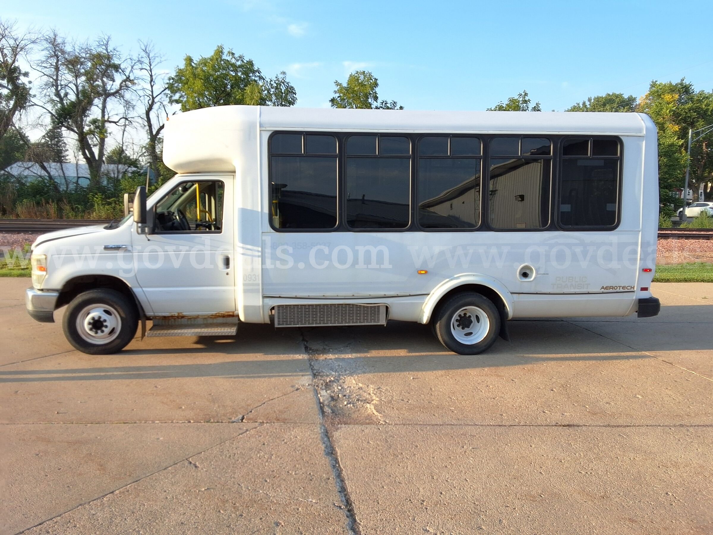 2010 Ford E-450 w/Braun Wheelchair Lift Ford 450 Government Surplus Auction - Photo #2