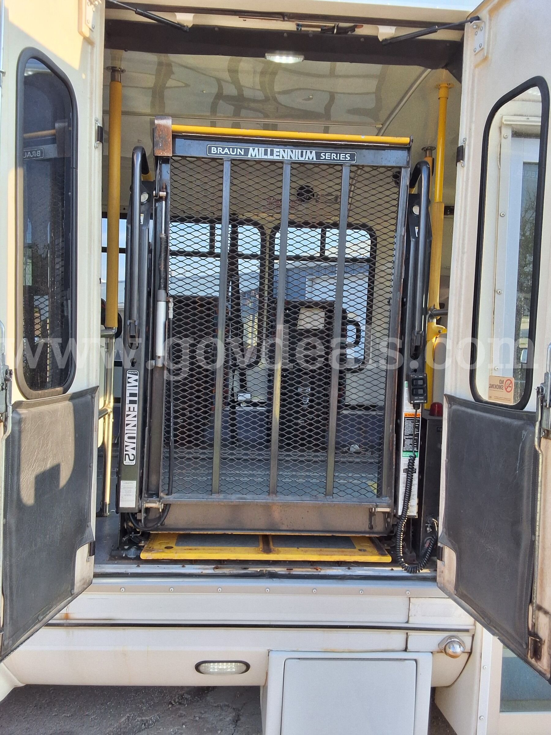2010 Ford E-450 w/Braun Wheelchair Lift Ford 450 Government Surplus Auction - Photo #5