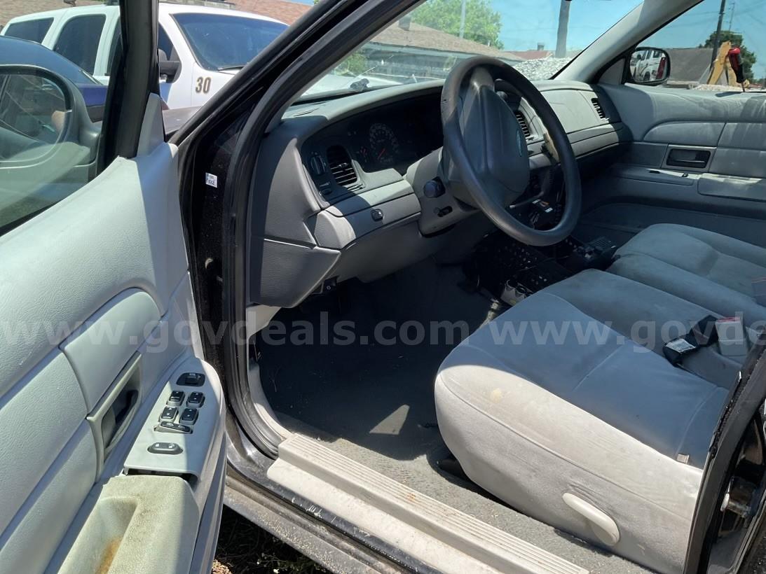 2004 Ford Crown Victoria Ford Crown Victoria Government Surplus Auction - Photo #3