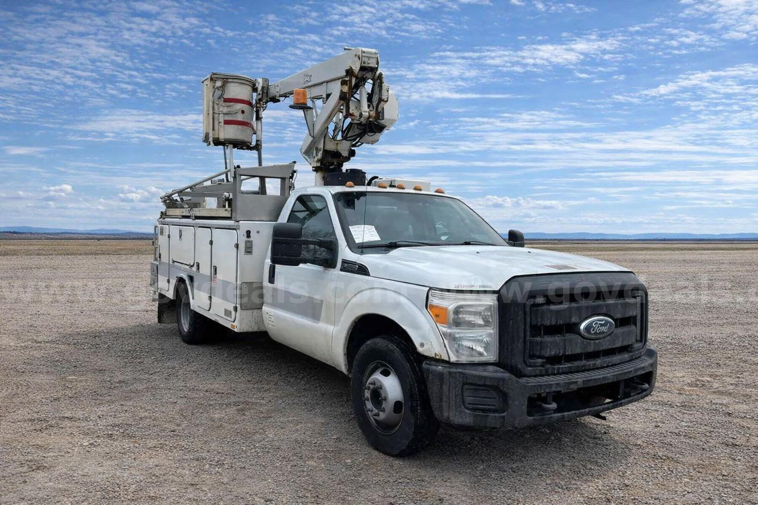 2012 Ford F-350 SD Altec AT200A single-man bucket Boom Ford F-350 Government Surplus Auction - Photo #2