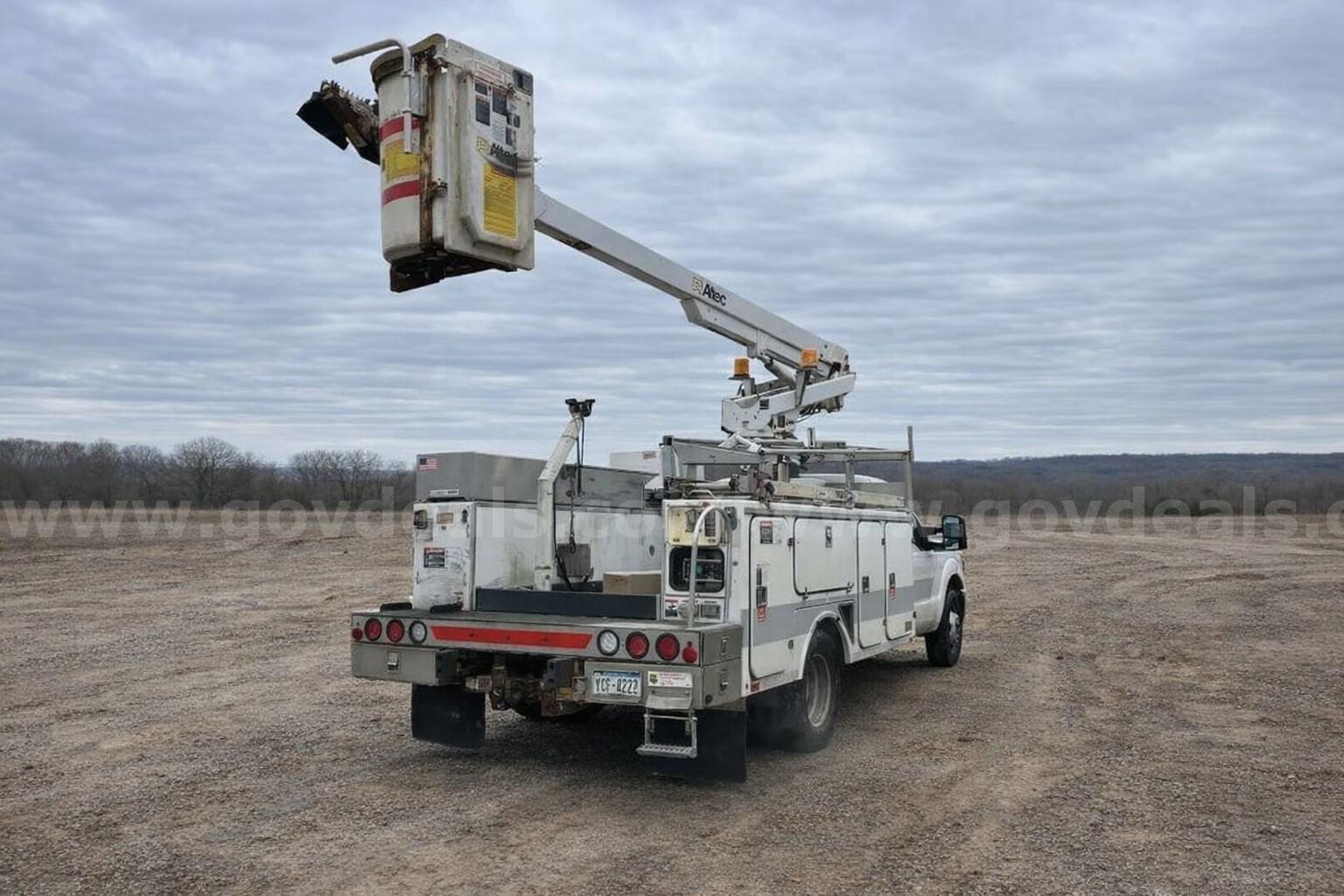 2012 Ford F-350 SD Altec AT200A single-man bucket Boom Ford F-350 Government Surplus Auction - Photo #3