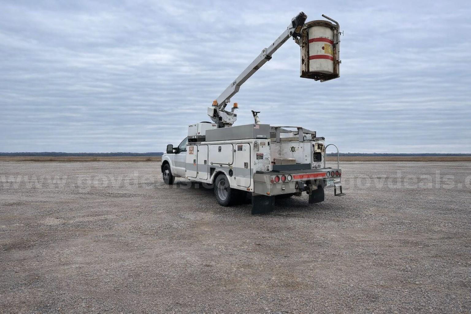 2012 Ford F-350 SD Altec AT200A single-man bucket Boom Ford F-350 Government Surplus Auction - Photo #4