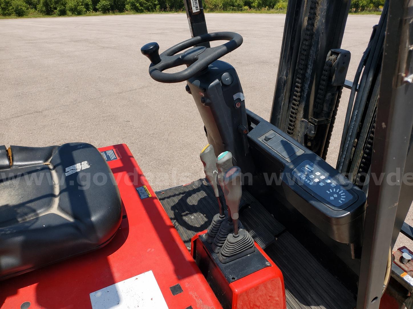 2016 Raymond forklift is powered by Battery-powered electric Raymond 445-C30TT, Government Surplus Auction - Photo #6