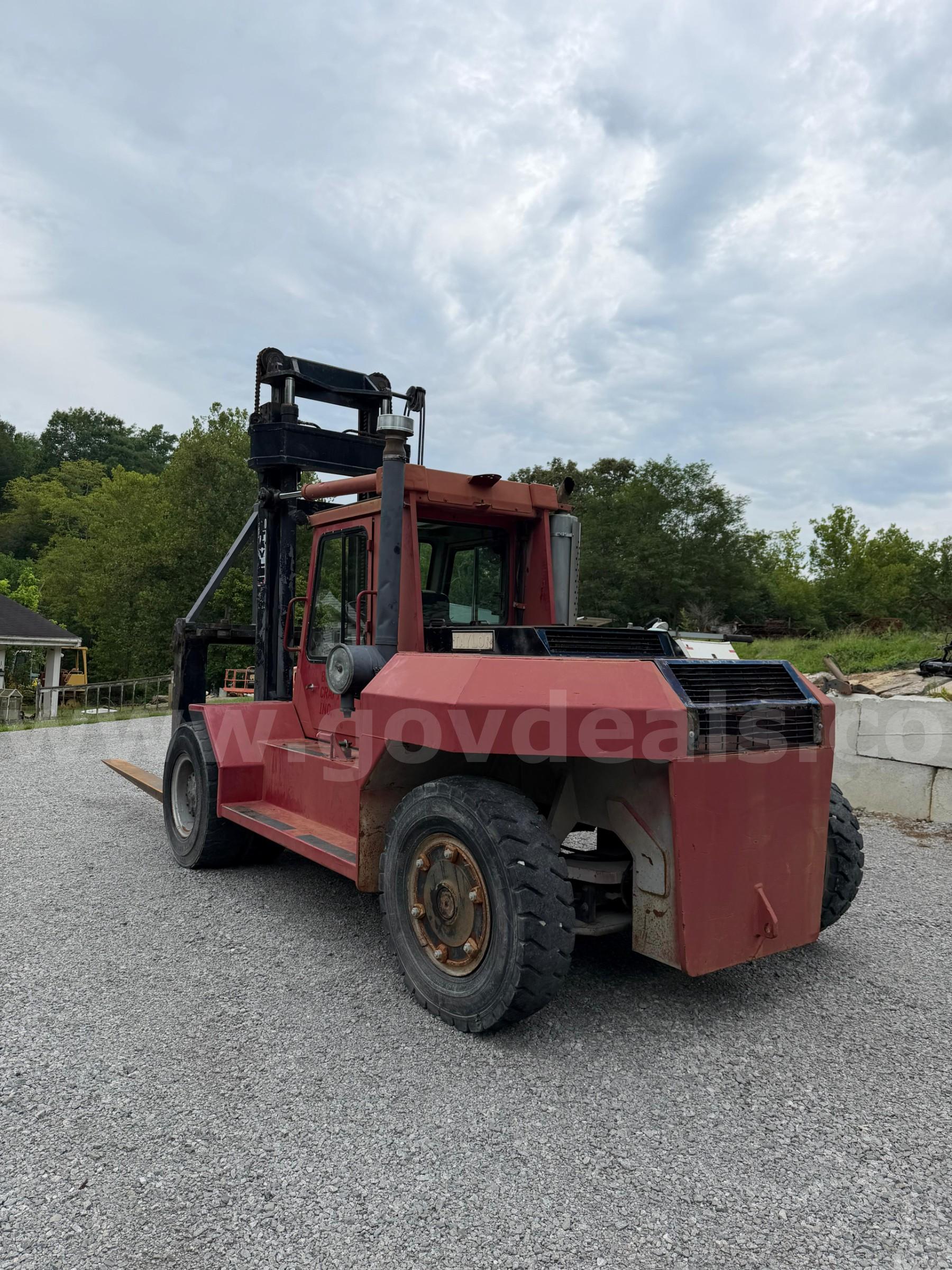 1990 Taylor TE-250M 25000 Pound Forklift Taylor 250M Government Surplus Auction - Photo #4