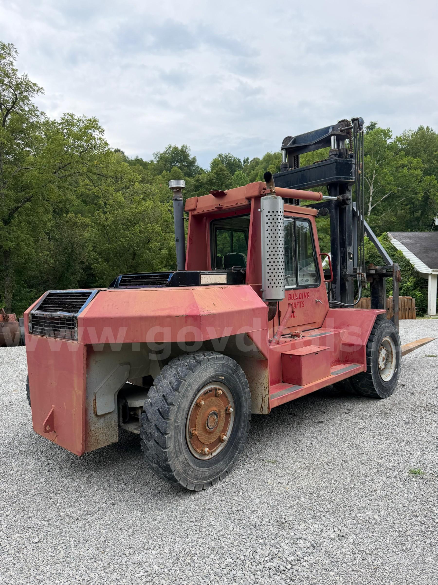 1990 Taylor TE-250M 25000 Pound Forklift Taylor 250M Government Surplus Auction - Photo #6
