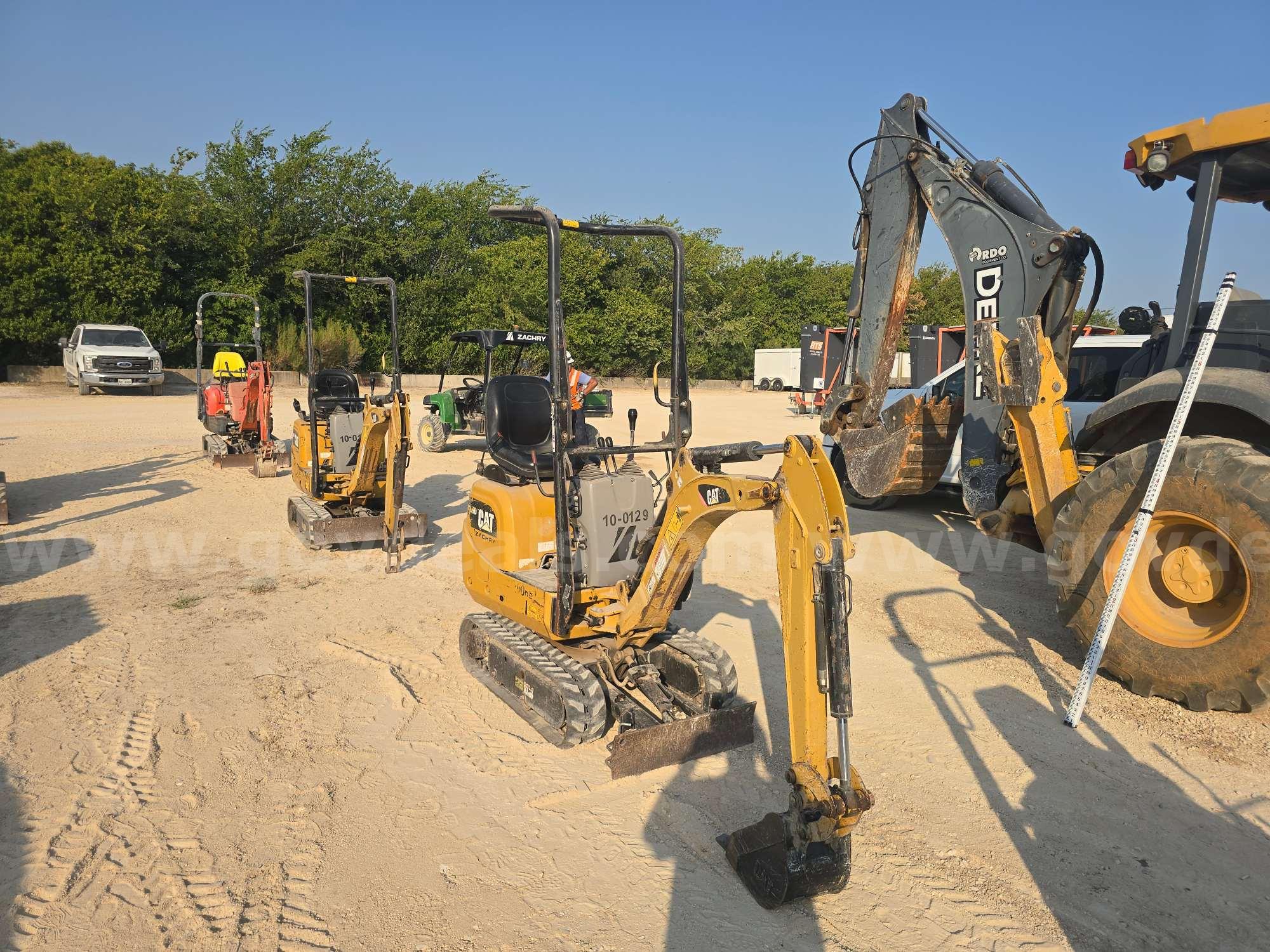 2016 Caterpillar 300.9D Compact Hydraulic Excavator Caterpillar 300 Government Surplus Auction - Photo #4