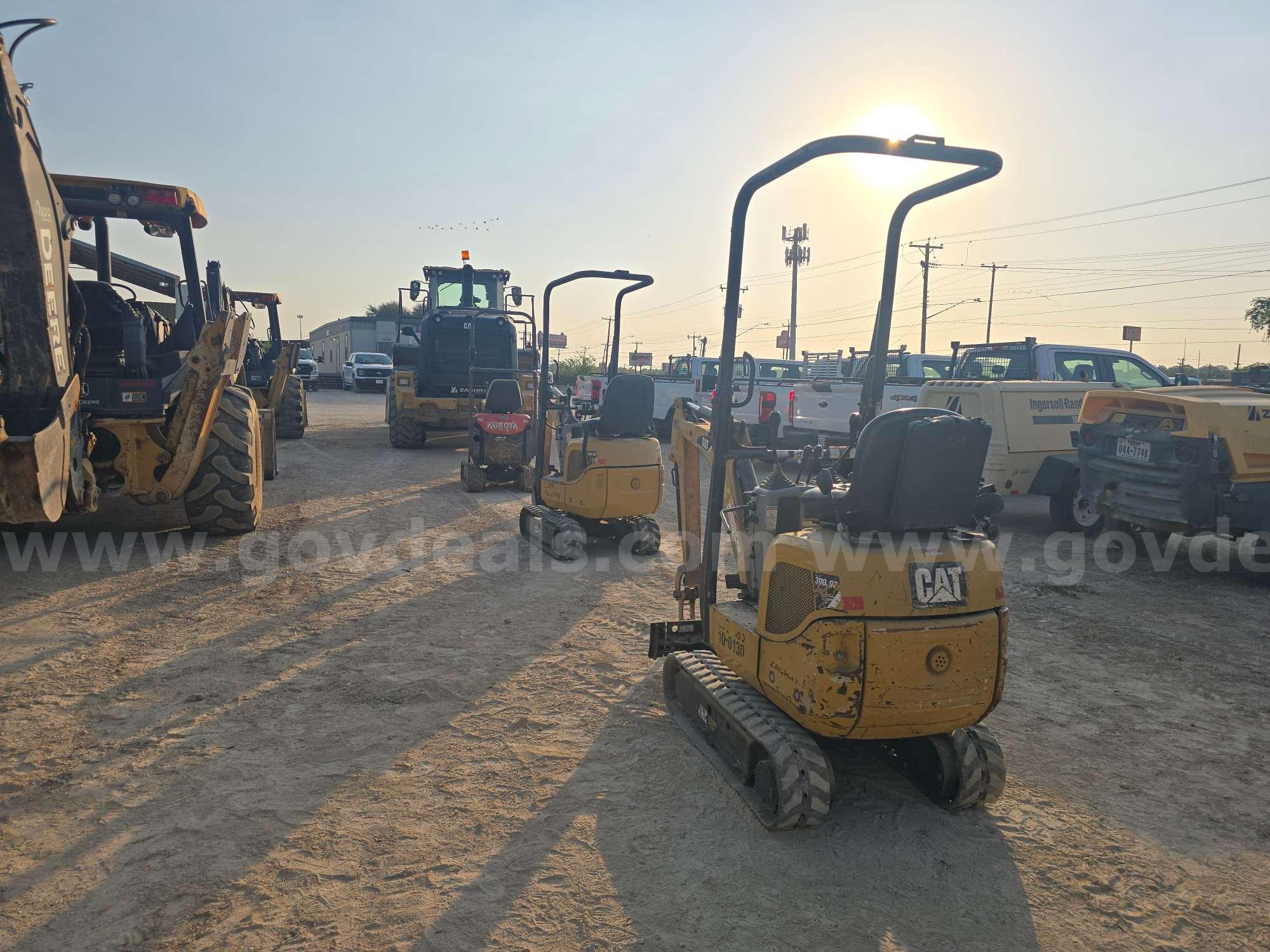 2016 Caterpillar 300.9D Compact Hydraulic Excavator Caterpillar 300 Government Surplus Auction - Photo #2