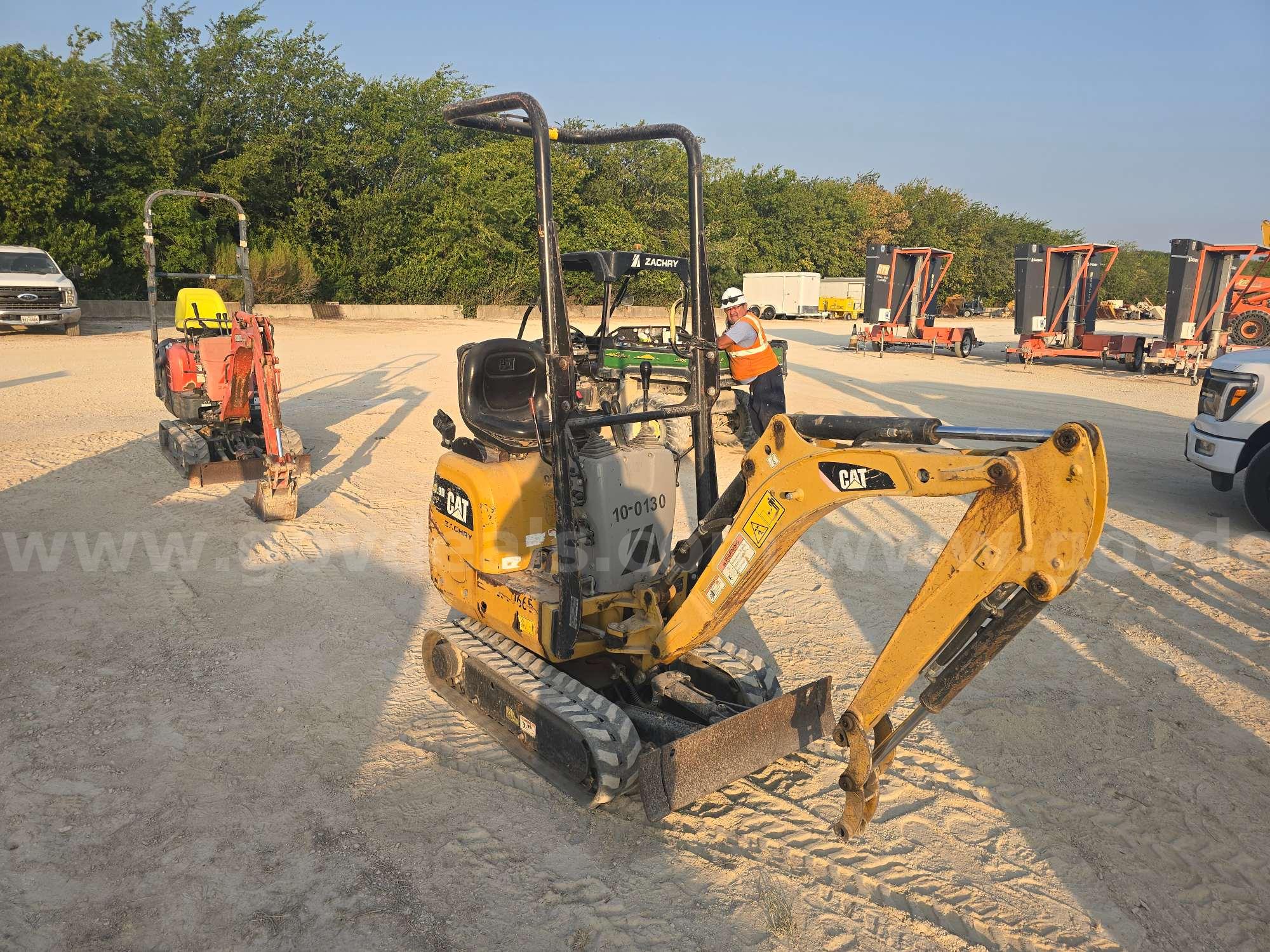 2016 Caterpillar 300.9D Compact Hydraulic Excavator Caterpillar 300 Government Surplus Auction - Photo #4