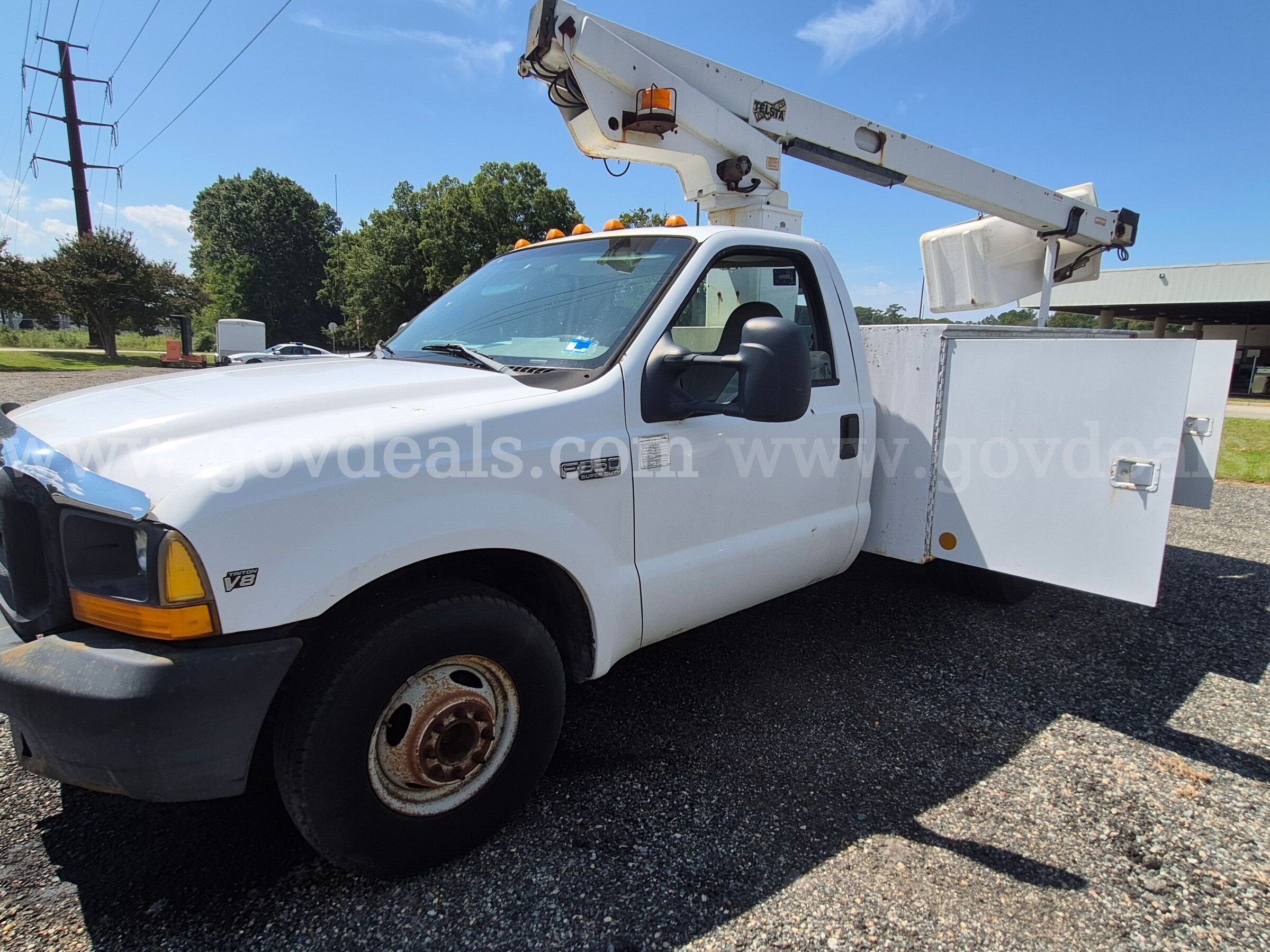 1999 Ford F-350 Bucket Truck Ford F-350 Government Surplus Auction - Photo #2