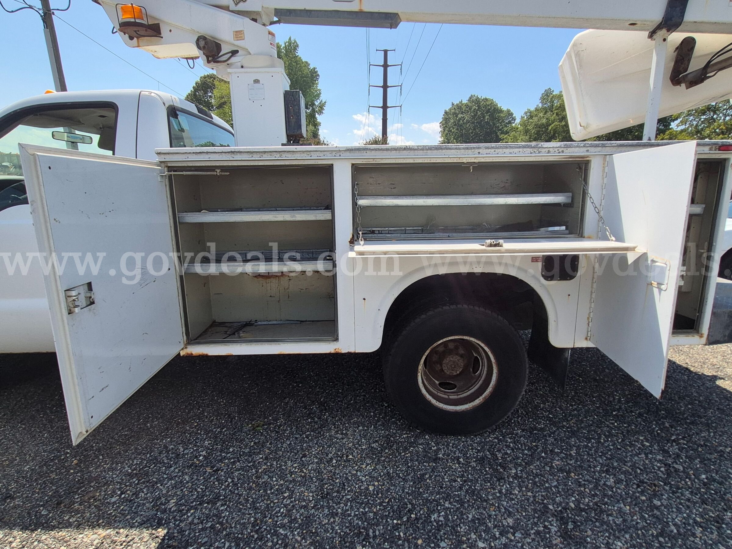 1999 Ford F-350 Bucket Truck Ford F-350 Government Surplus Auction - Photo #3