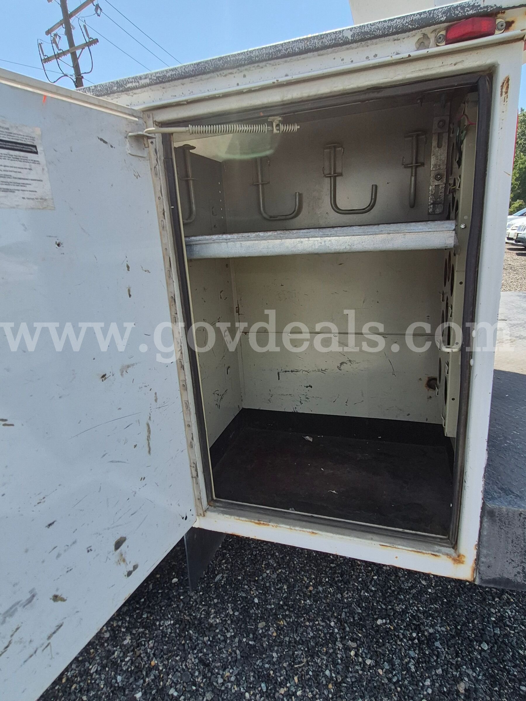 1999 Ford F-350 Bucket Truck Ford F-350 Government Surplus Auction - Photo #4