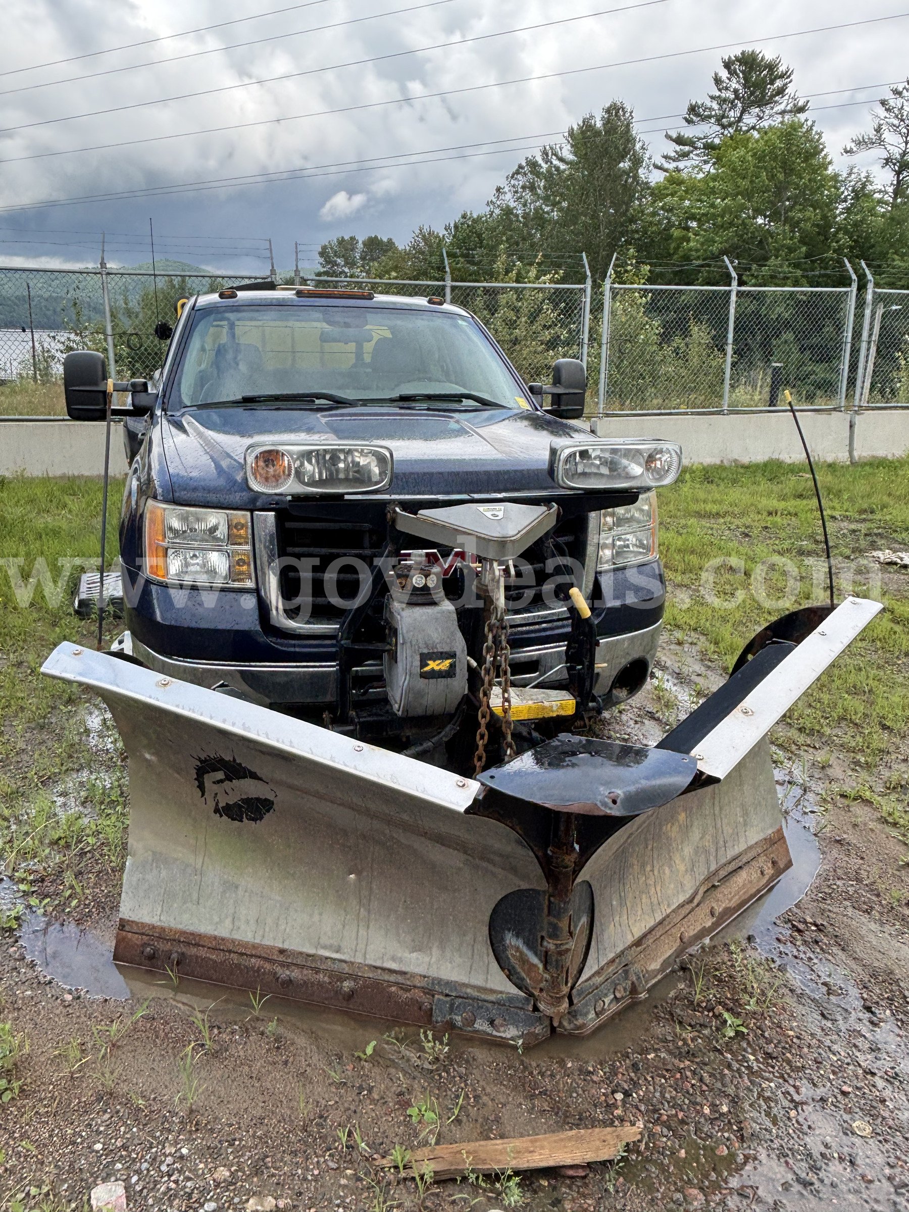 2009 GMC Sierra 3500HD Work Truck Crew Cab DRW 4WD GMC Sierra 3500HD Government Surplus Auction - Photo #2