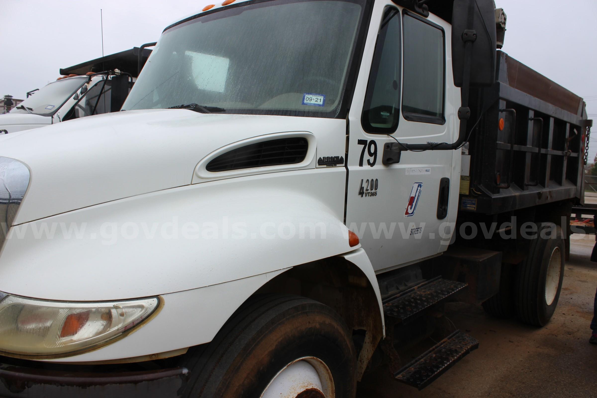 2003 International Dump Truck International 4200 Government Surplus Auction - Photo #2