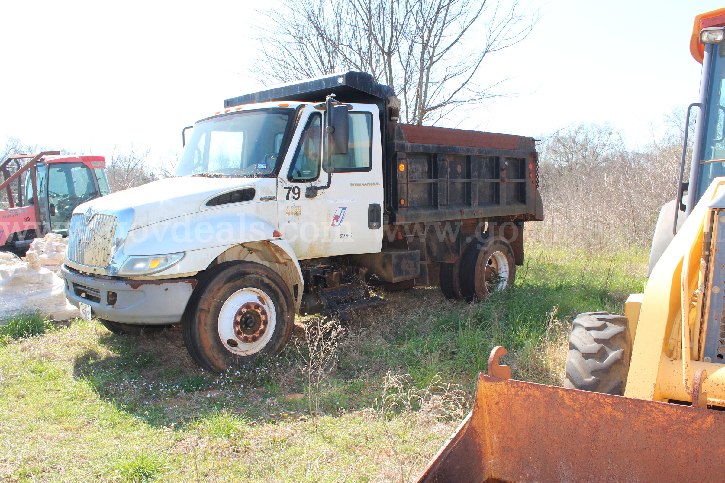 2003 International Dump Truck International 4200 Government Surplus Auction - Photo #4
