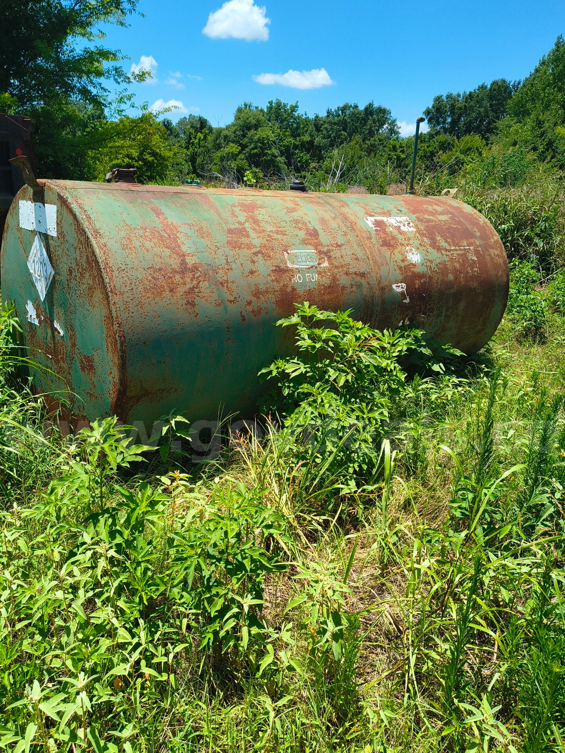 1,000 Gallon Fuel Tank  000 Government Surplus Auction - Photo #2