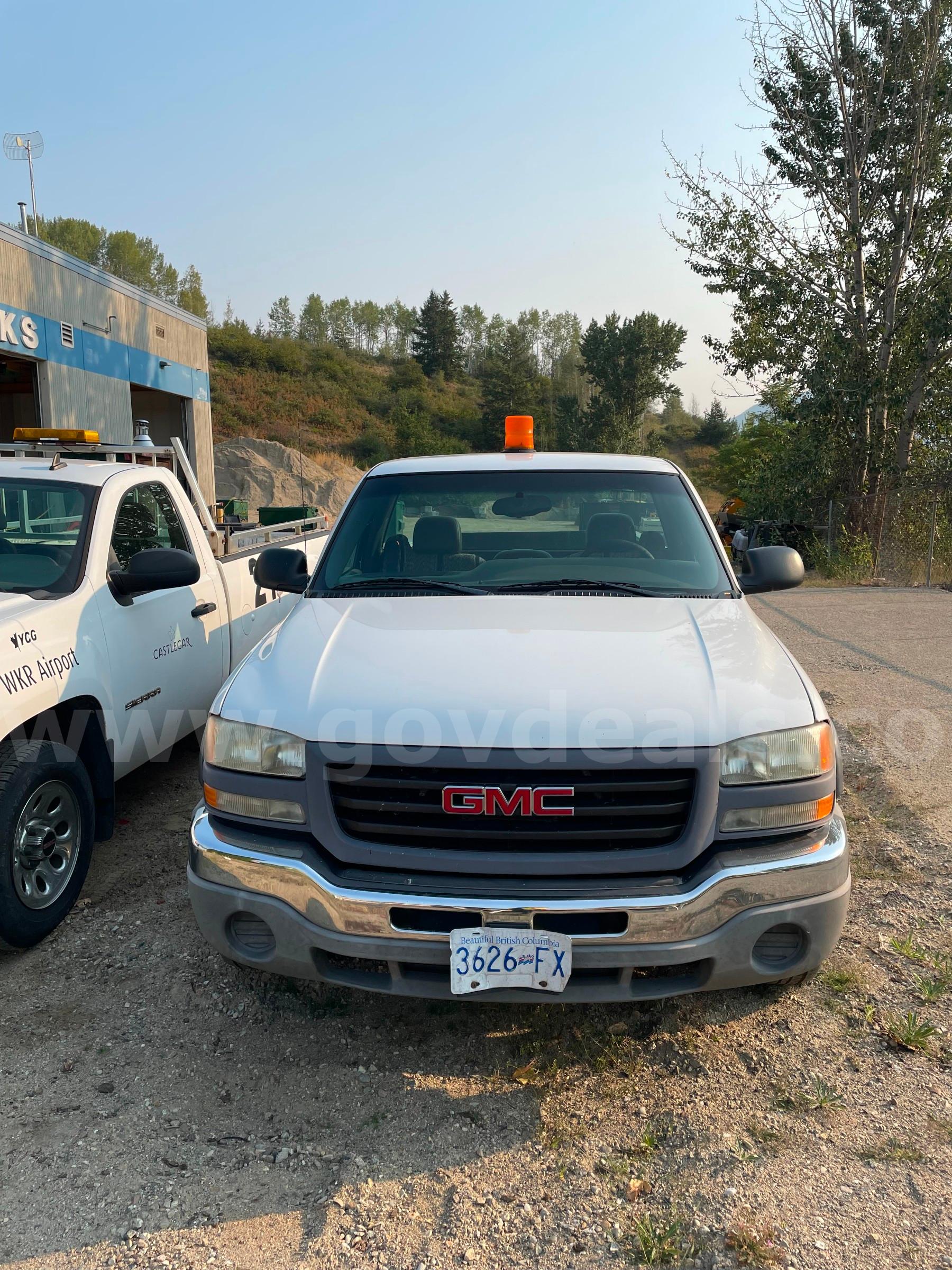 2003 GMC Sierra 2500 Pickup Truck - V-8 6.0 L Engine GMC Sierra Government Surplus Auction - Photo #2