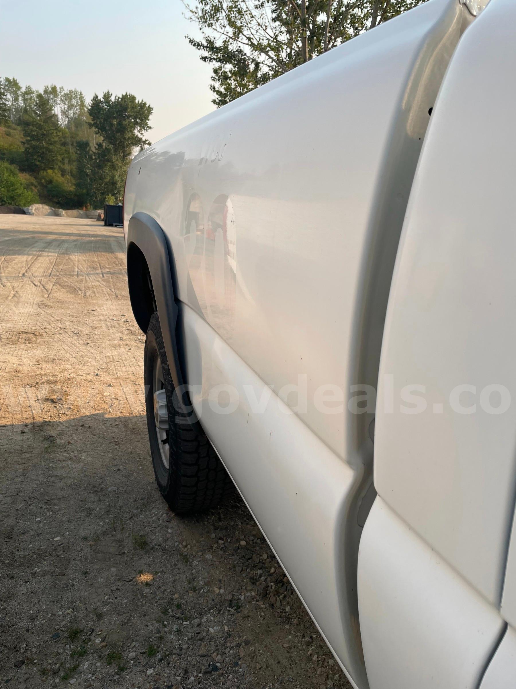 2003 GMC Sierra 2500 Pickup Truck - V-8 6.0 L Engine GMC Sierra Government Surplus Auction - Photo #6