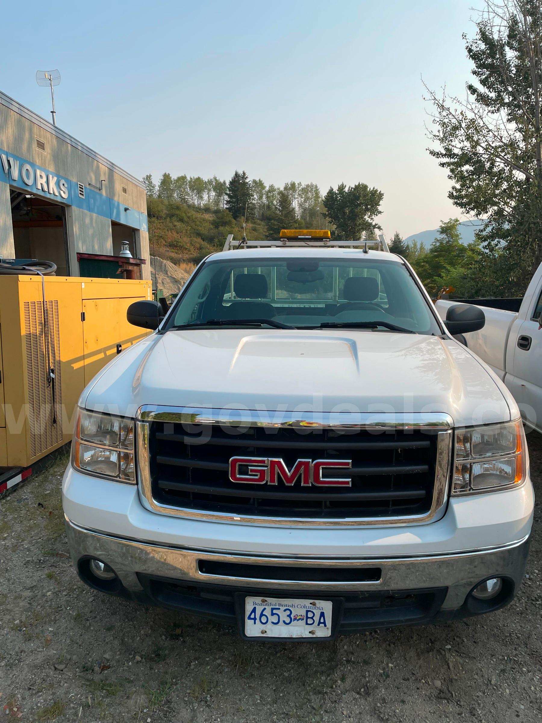 2010 GMC Sierra 1500 PICKUP TRUCK 2-DR, 5.3L V8 OHV 16V FFV ENGINE GMC Sierra Government Surplus Auction - Photo #2