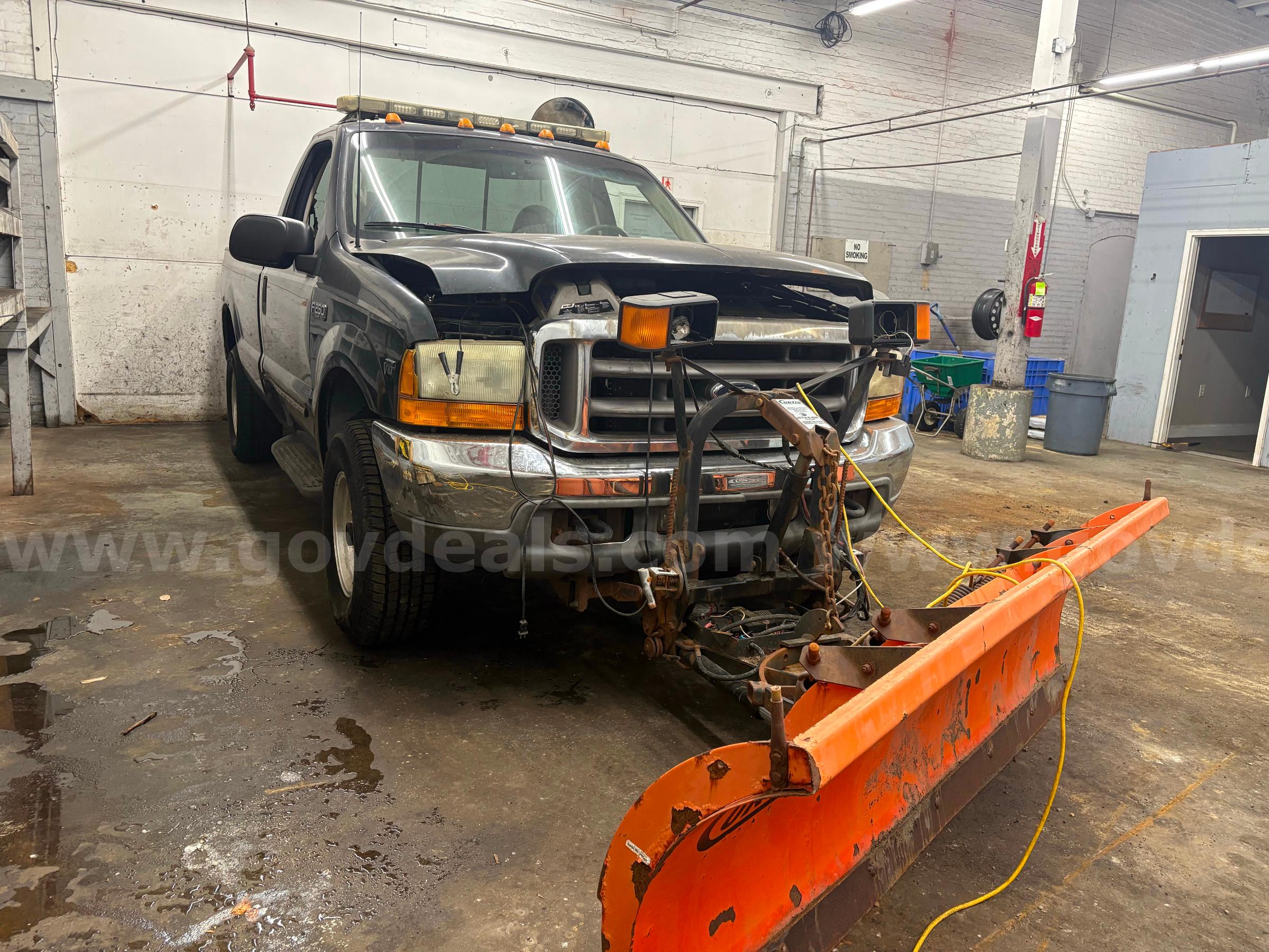2001 FORD F250 SNOW PLOW TRUCK   - WILL SHIP!! FORD F250 Government Surplus Auction - Photo #2