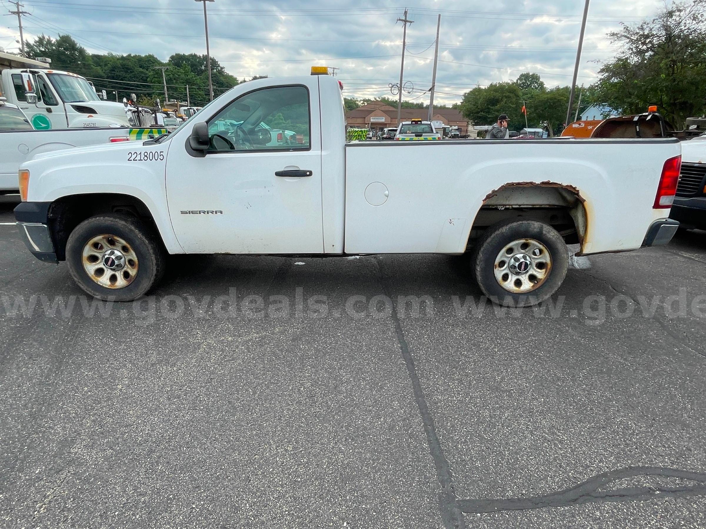 2010 GMC Sierra 1500 2WD REG CAB PICKUP with 4.8L V8 GMC Sierra Government Surplus Auction - Photo #2