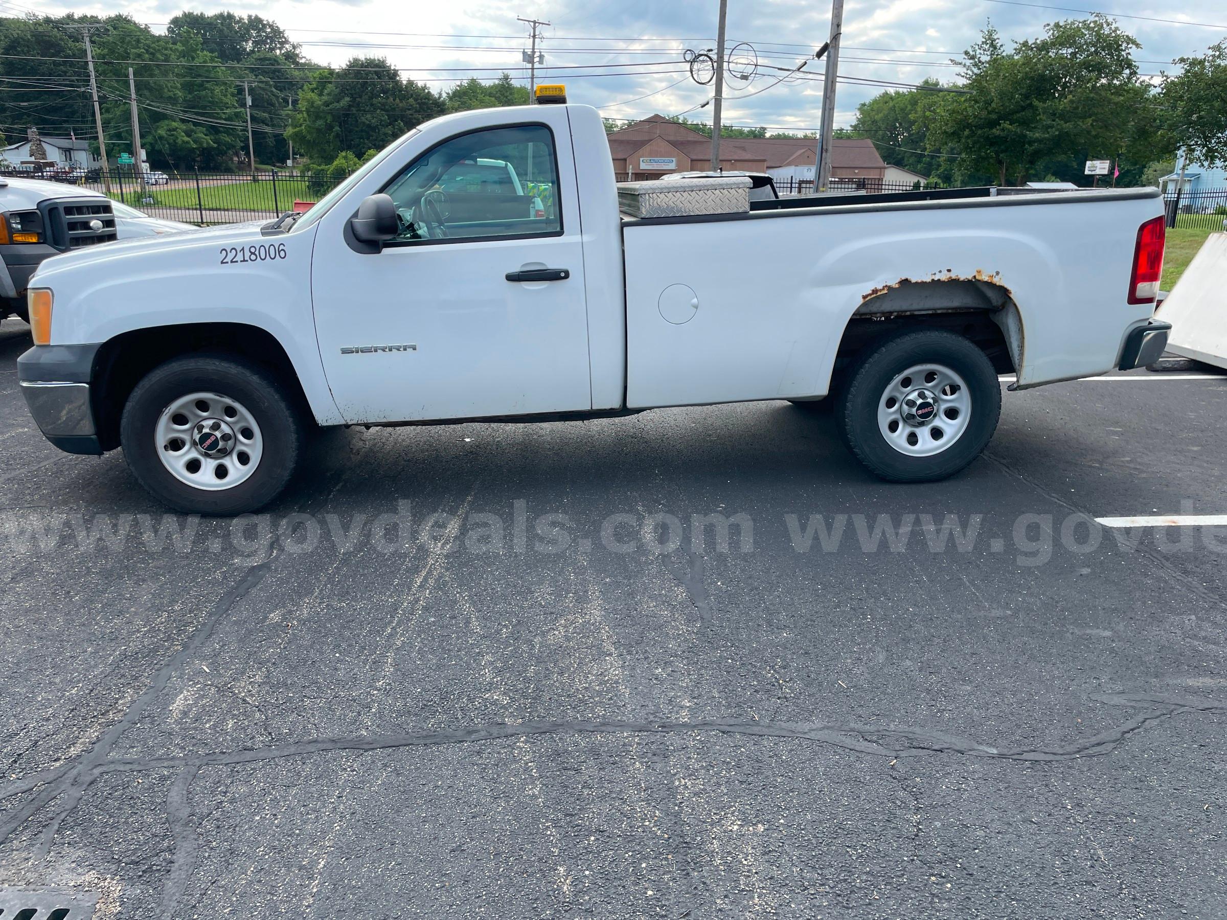 2010 GMC Sierra 1500 2WD REG CAB PICKUP with 4.8L V8 GMC Sierra Government Surplus Auction - Photo #2