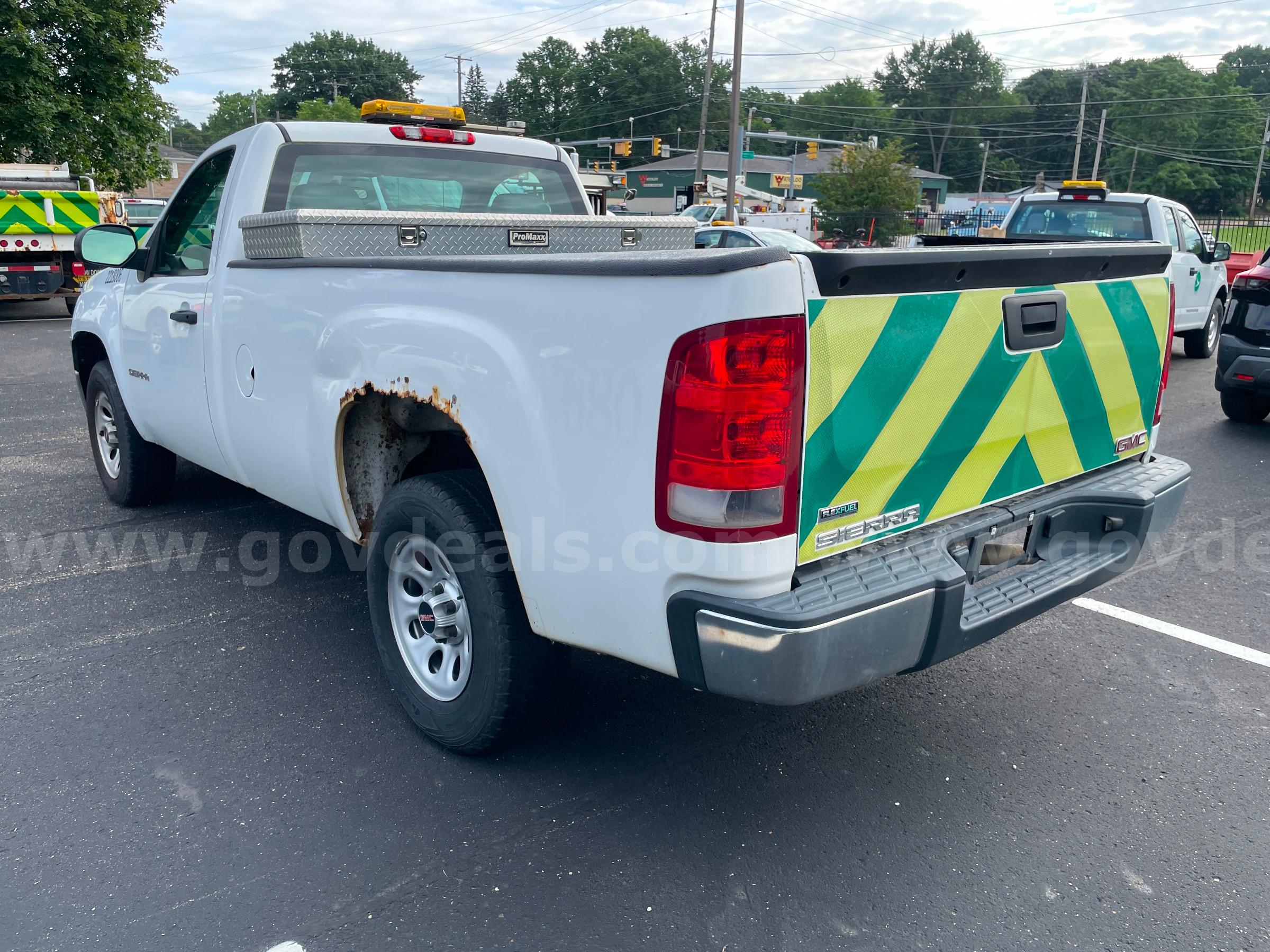 2010 GMC Sierra 1500 2WD REG CAB PICKUP with 4.8L V8 GMC Sierra Government Surplus Auction - Photo #3