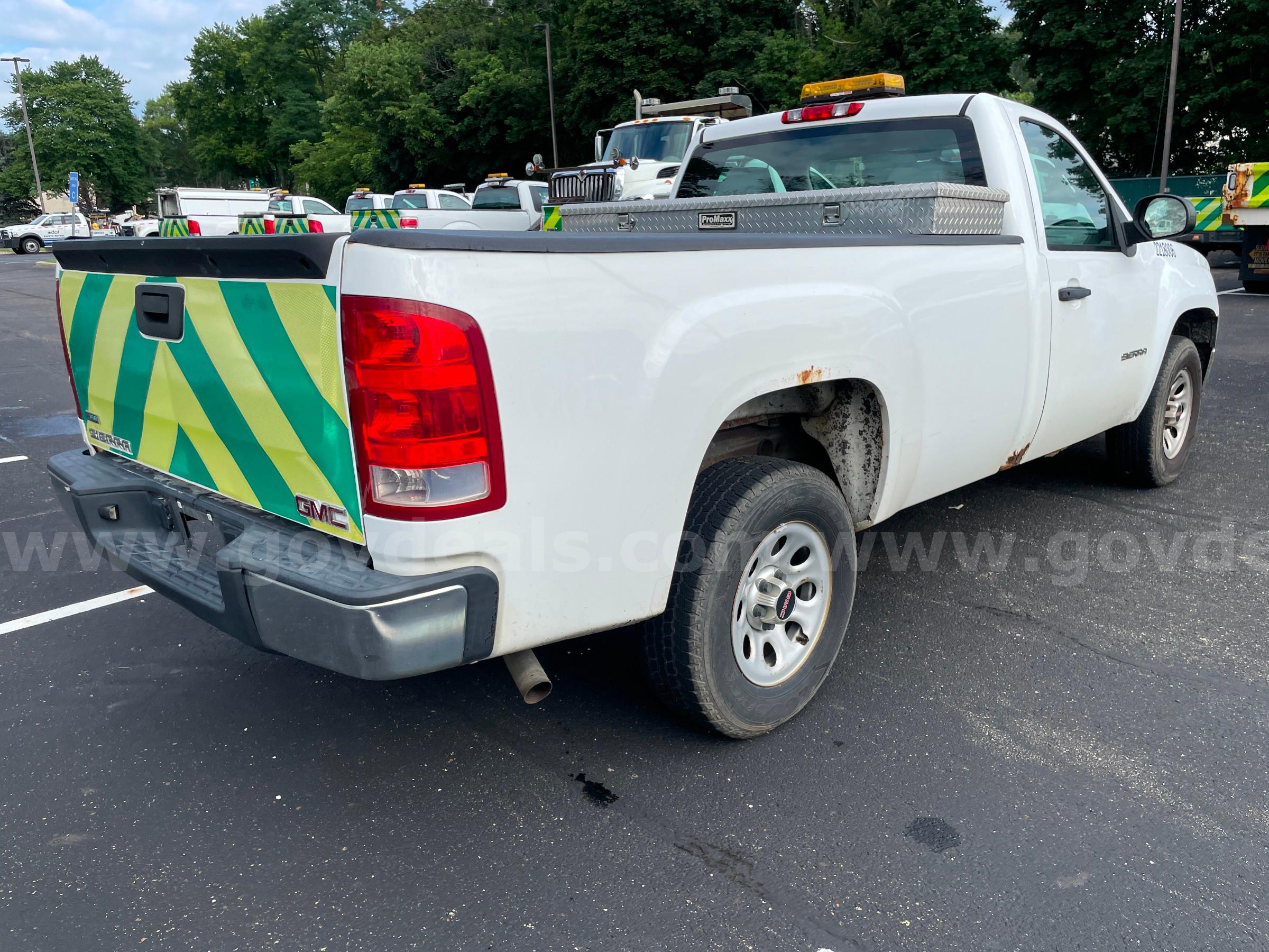 2010 GMC Sierra 1500 2WD REG CAB PICKUP with 4.8L V8 GMC Sierra Government Surplus Auction - Photo #6
