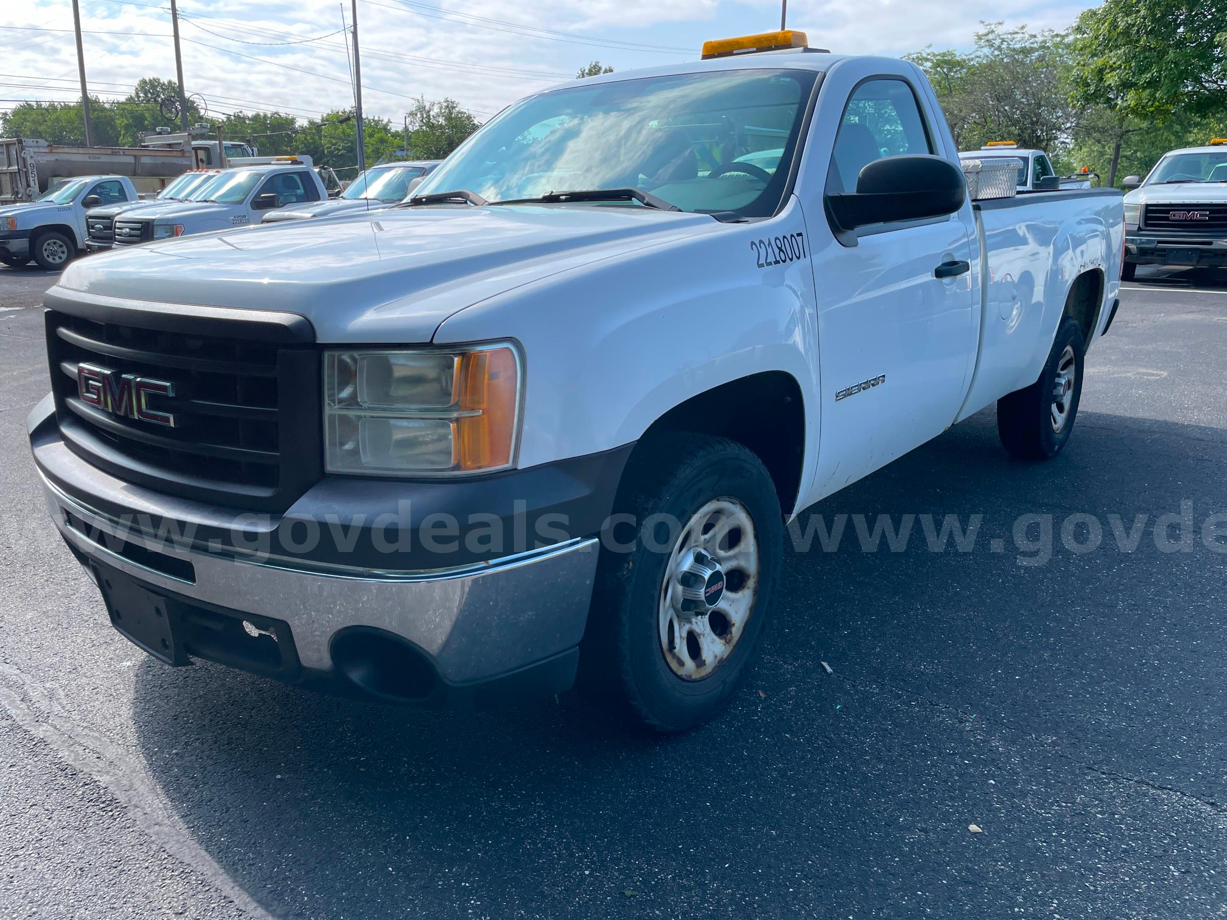 2010 GMC Sierra 1500 2WD REG CAB PICKUP with 4.8L V8 GMC Sierra Government Surplus Auction - Primary Photo