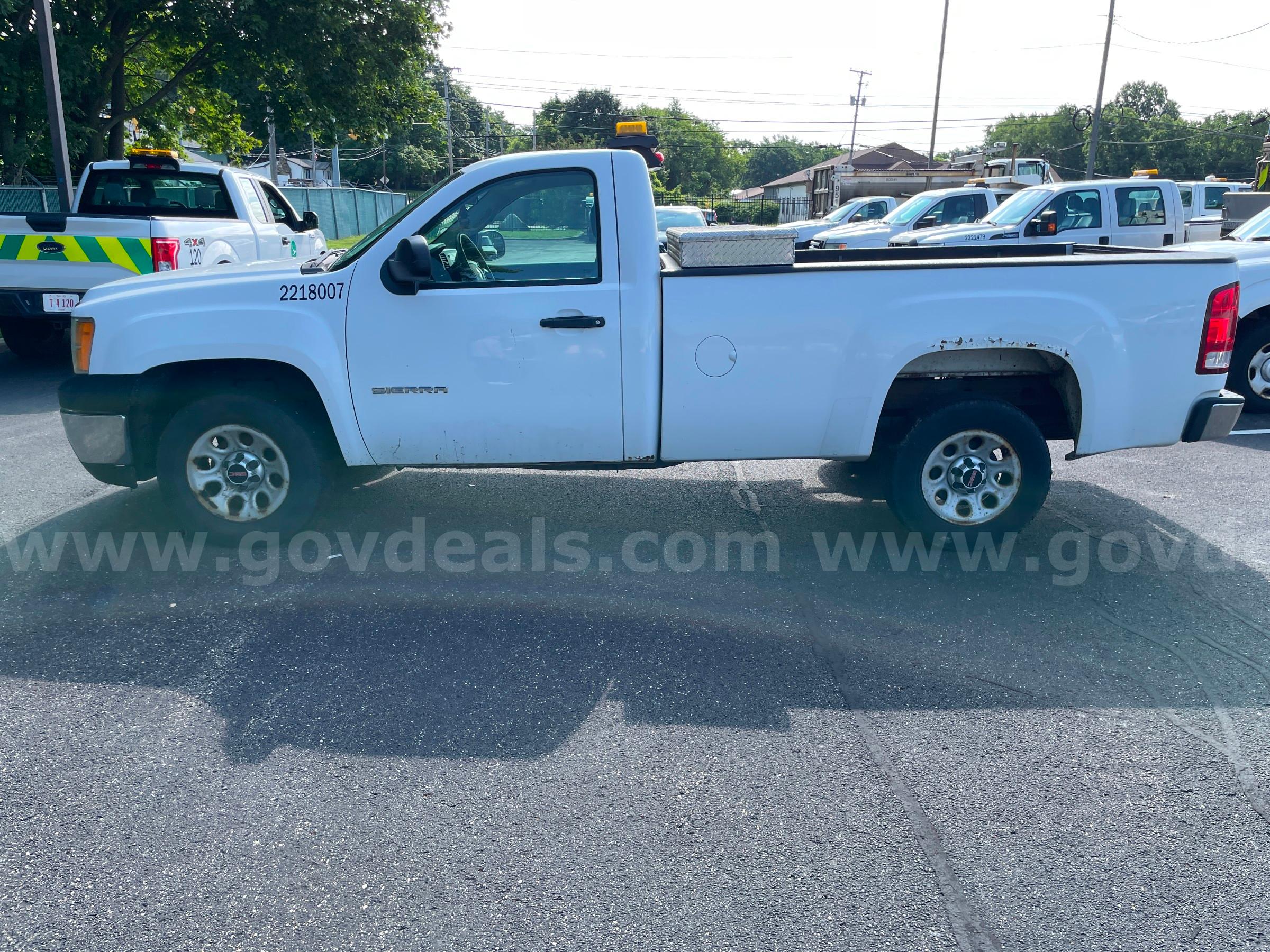 2010 GMC Sierra 1500 2WD REG CAB PICKUP with 4.8L V8 GMC Sierra Government Surplus Auction - Photo #2