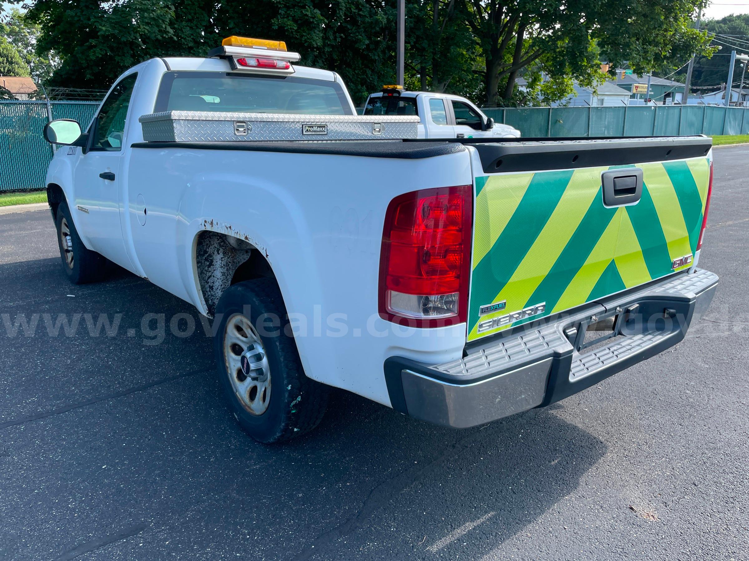 2010 GMC Sierra 1500 2WD REG CAB PICKUP with 4.8L V8 GMC Sierra Government Surplus Auction - Photo #3