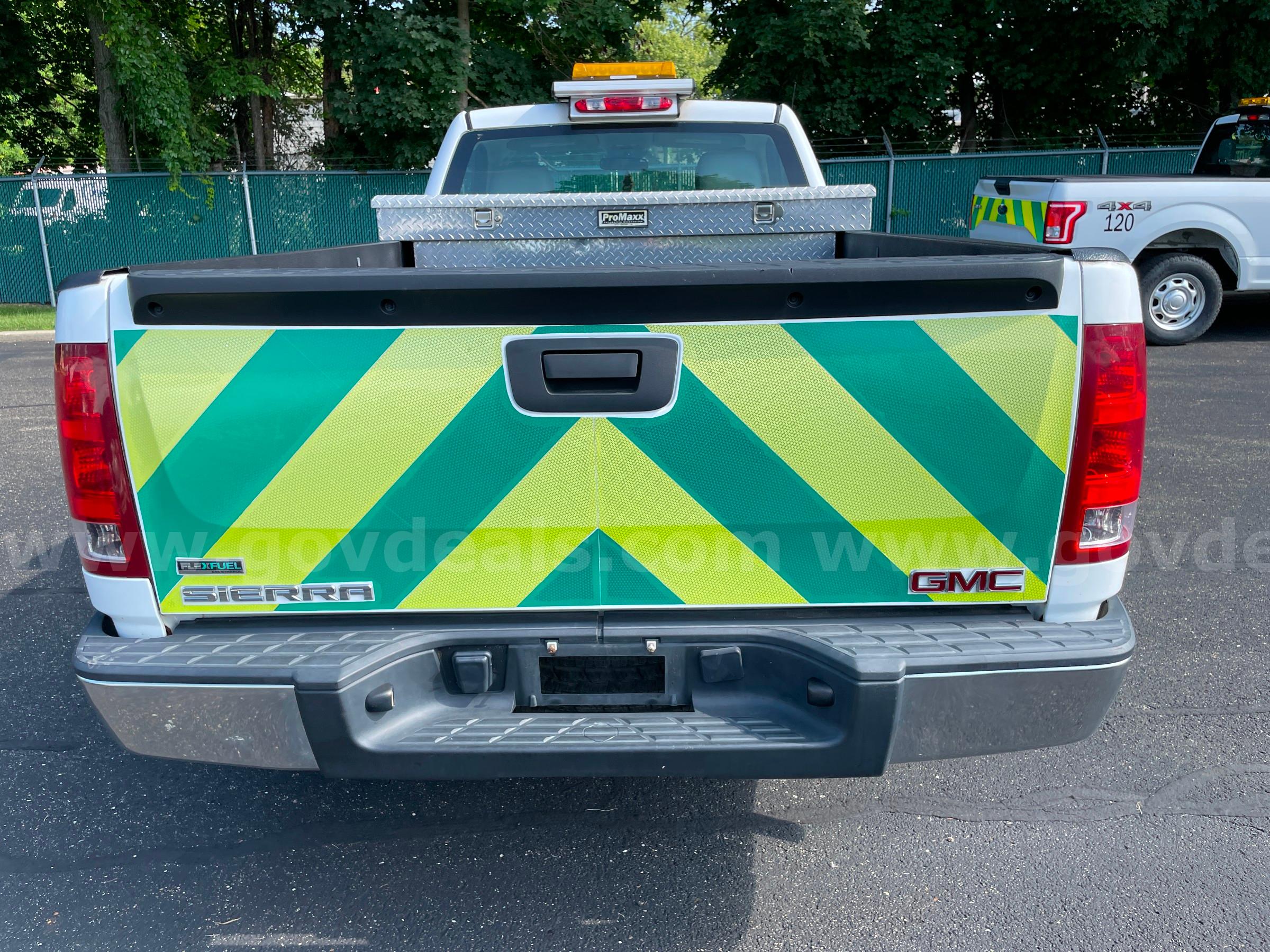 2010 GMC Sierra 1500 2WD REG CAB PICKUP with 4.8L V8 GMC Sierra Government Surplus Auction - Photo #4