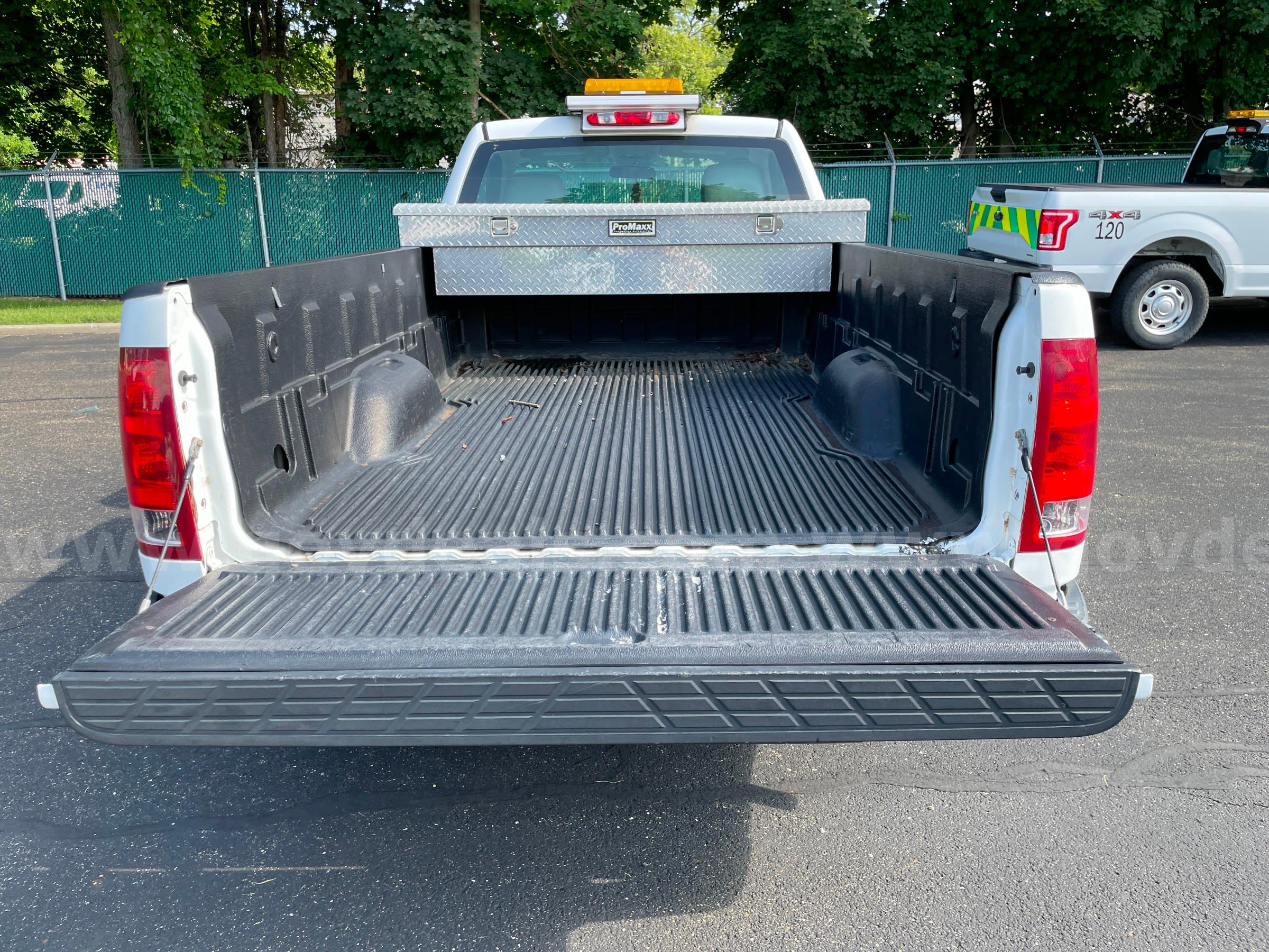 2010 GMC Sierra 1500 2WD REG CAB PICKUP with 4.8L V8 GMC Sierra Government Surplus Auction - Photo #5