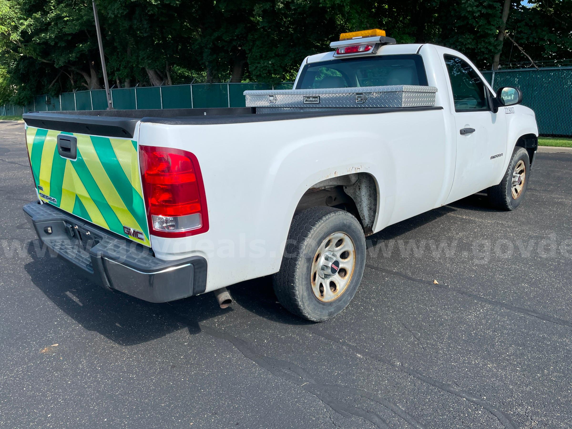 2010 GMC Sierra 1500 2WD REG CAB PICKUP with 4.8L V8 GMC Sierra Government Surplus Auction - Photo #6