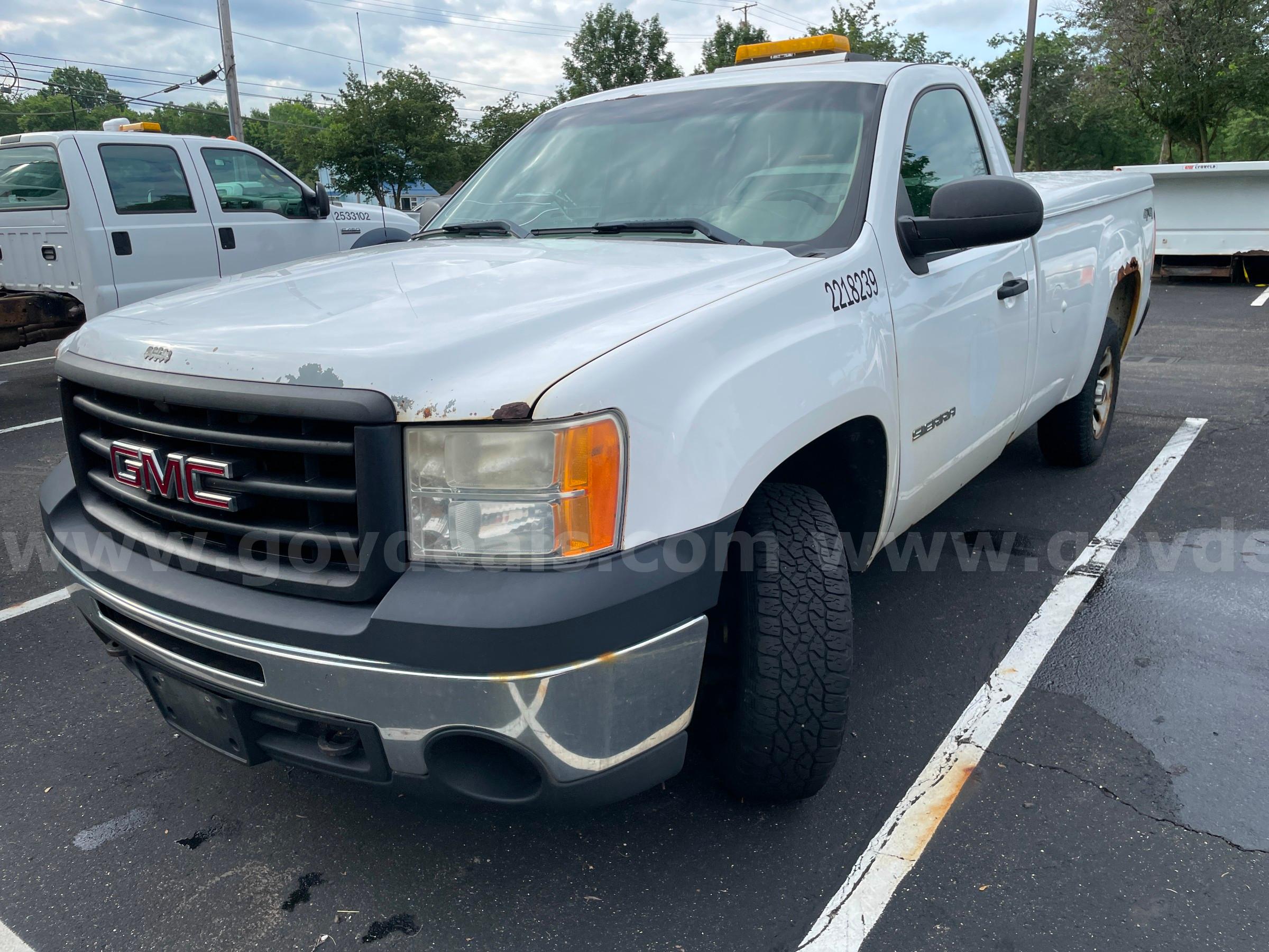 2013 GMC Sierra 1500 4WD REG CAB PICKUP with 4.8L V8 GMC Sierra Government Surplus Auction - Primary Photo