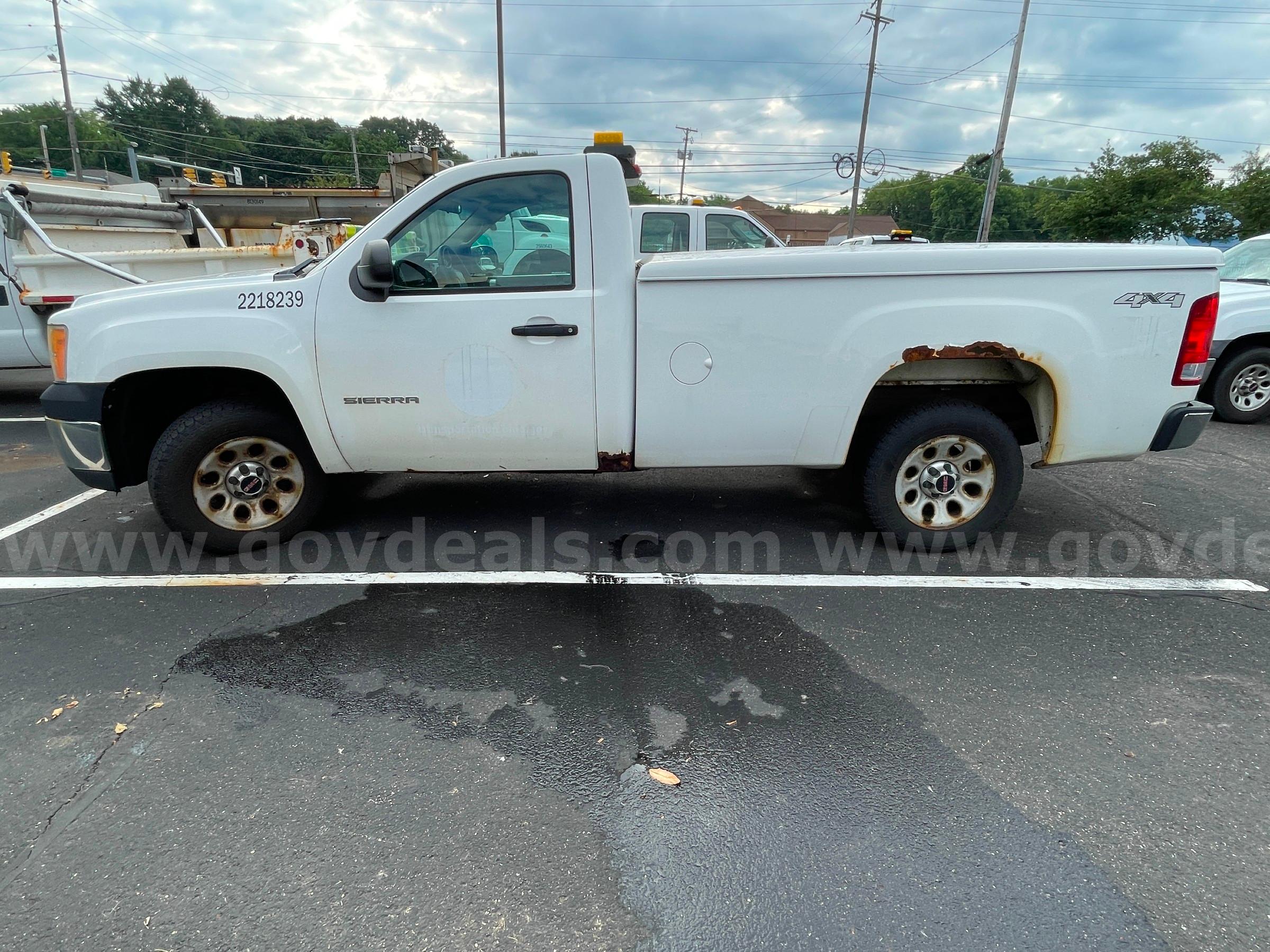 2013 GMC Sierra 1500 4WD REG CAB PICKUP with 4.8L V8 GMC Sierra Government Surplus Auction - Photo #2