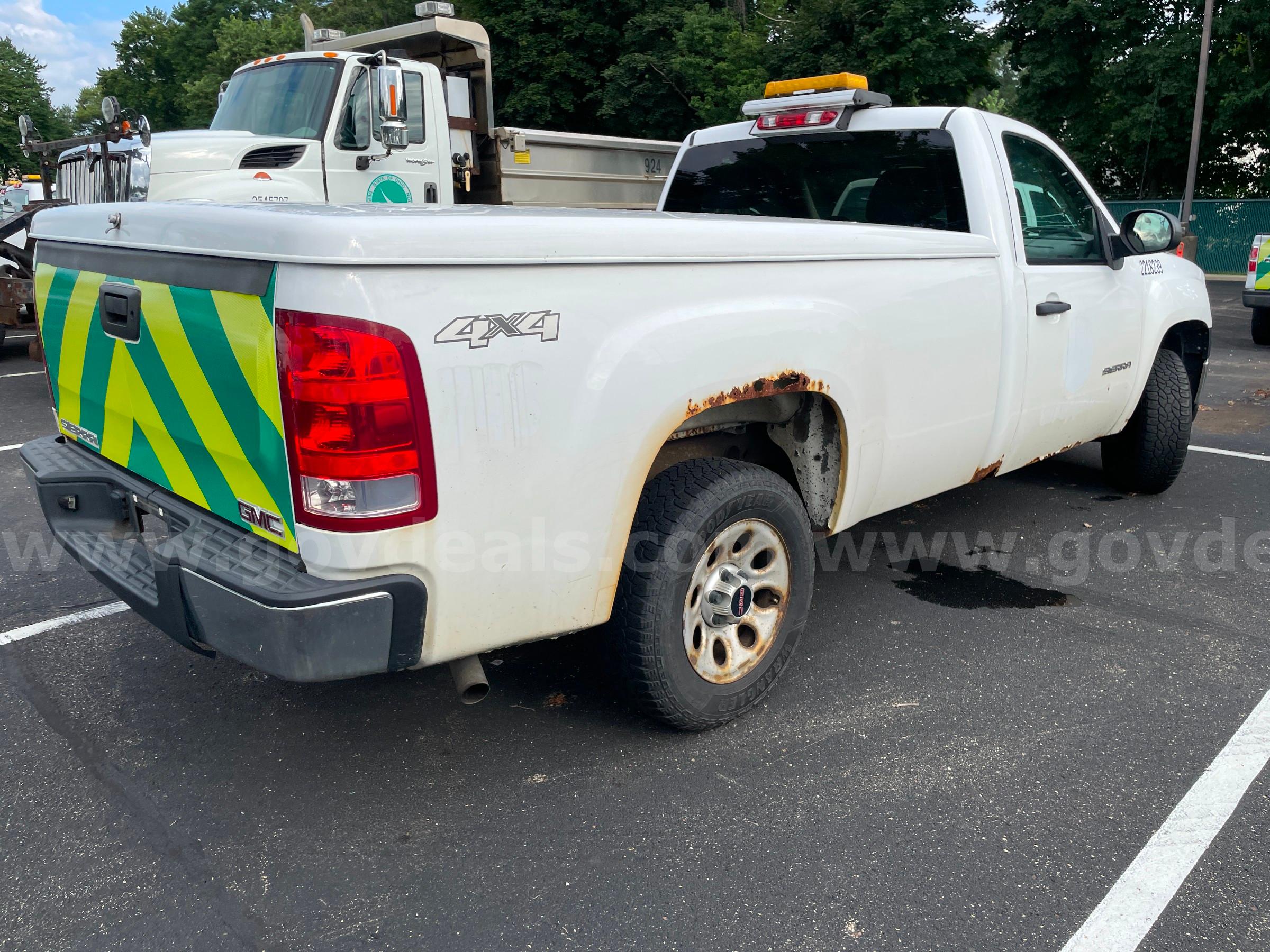 2013 GMC Sierra 1500 4WD REG CAB PICKUP with 4.8L V8 GMC Sierra Government Surplus Auction - Photo #6