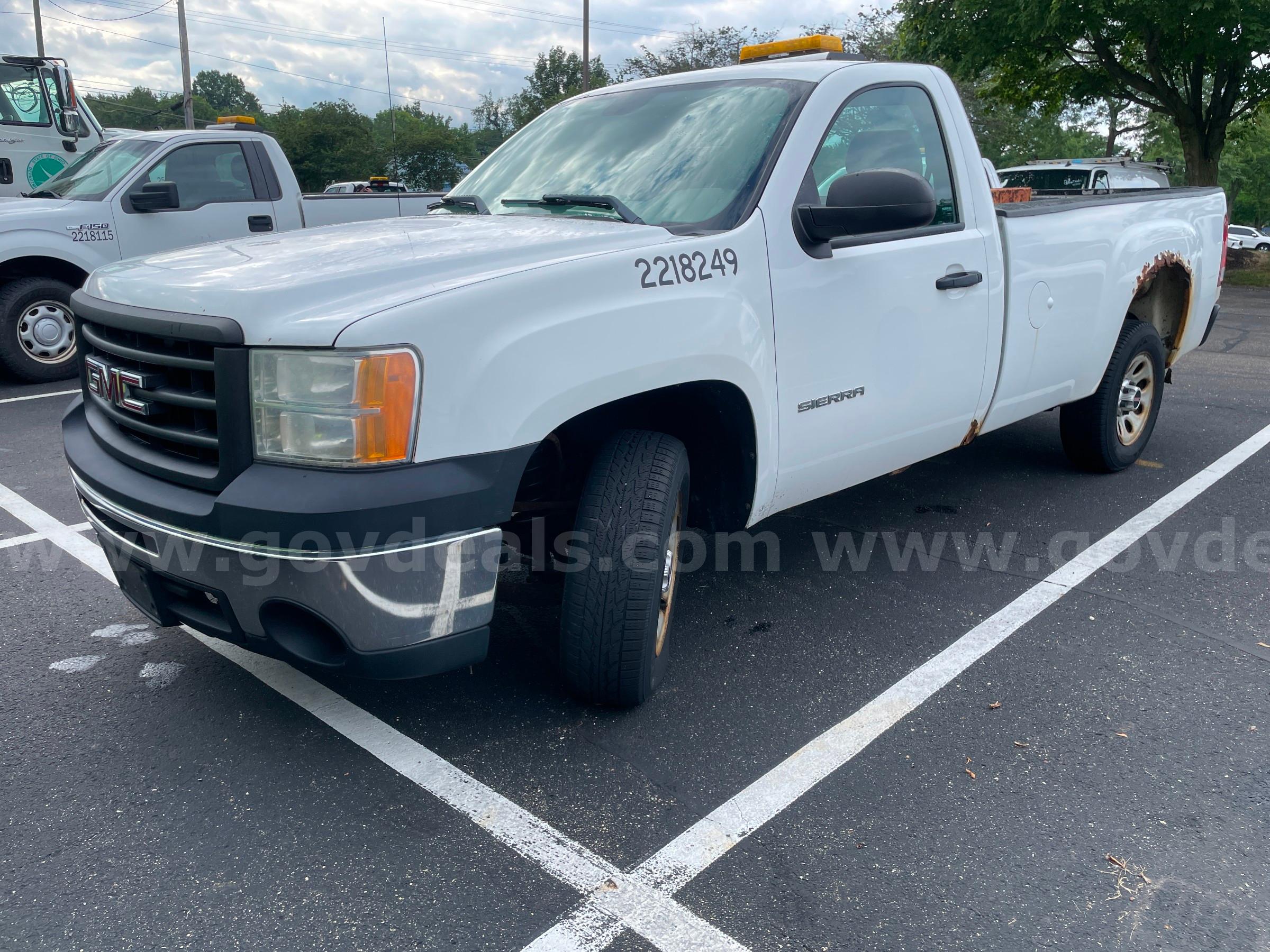 2013 GMC Sierra 1500 2WD REG CAB PICKUP with 4.8L V8 GMC Sierra Government Surplus Auction - Primary Photo