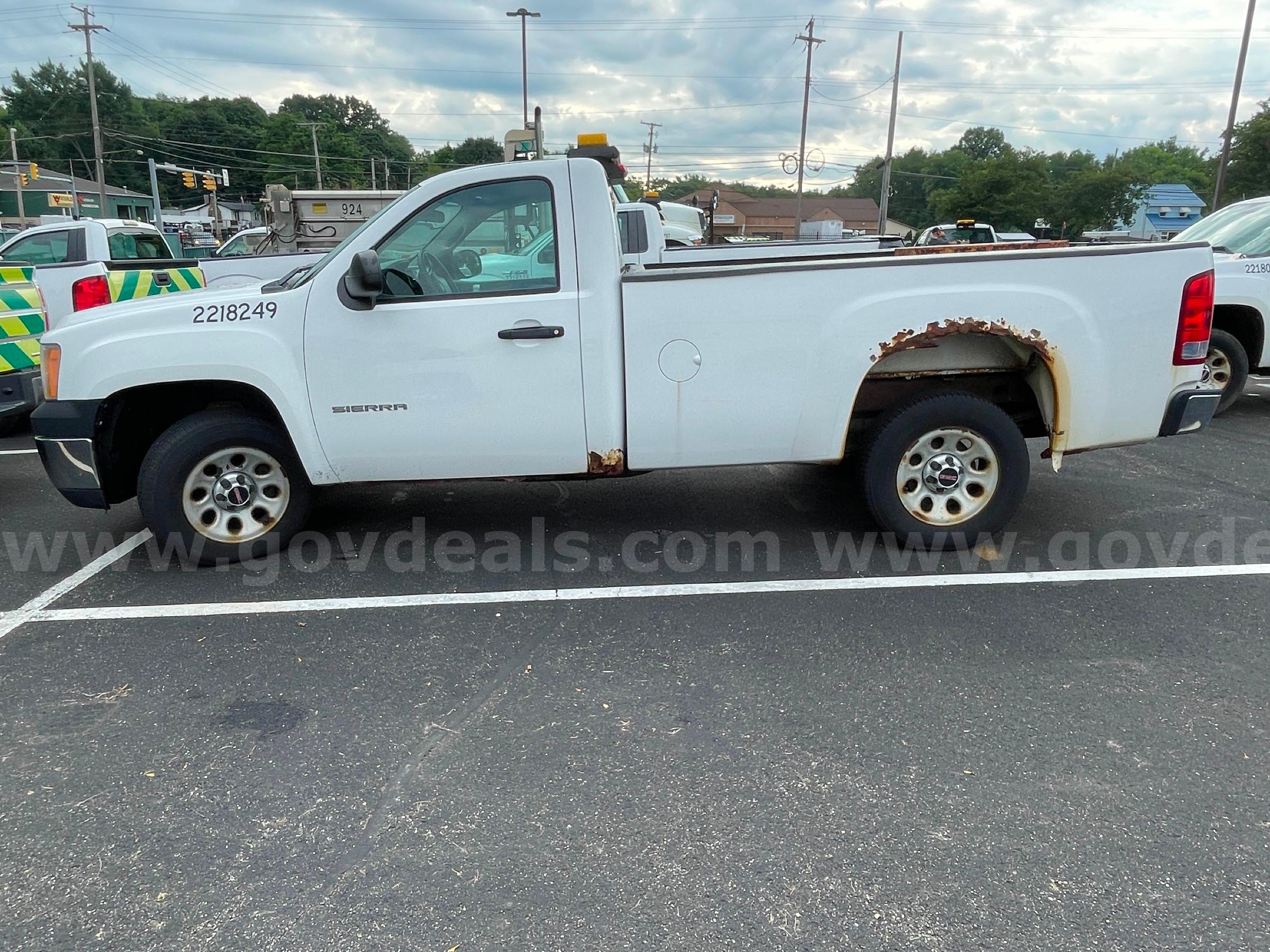 2013 GMC Sierra 1500 2WD REG CAB PICKUP with 4.8L V8 GMC Sierra Government Surplus Auction - Photo #2