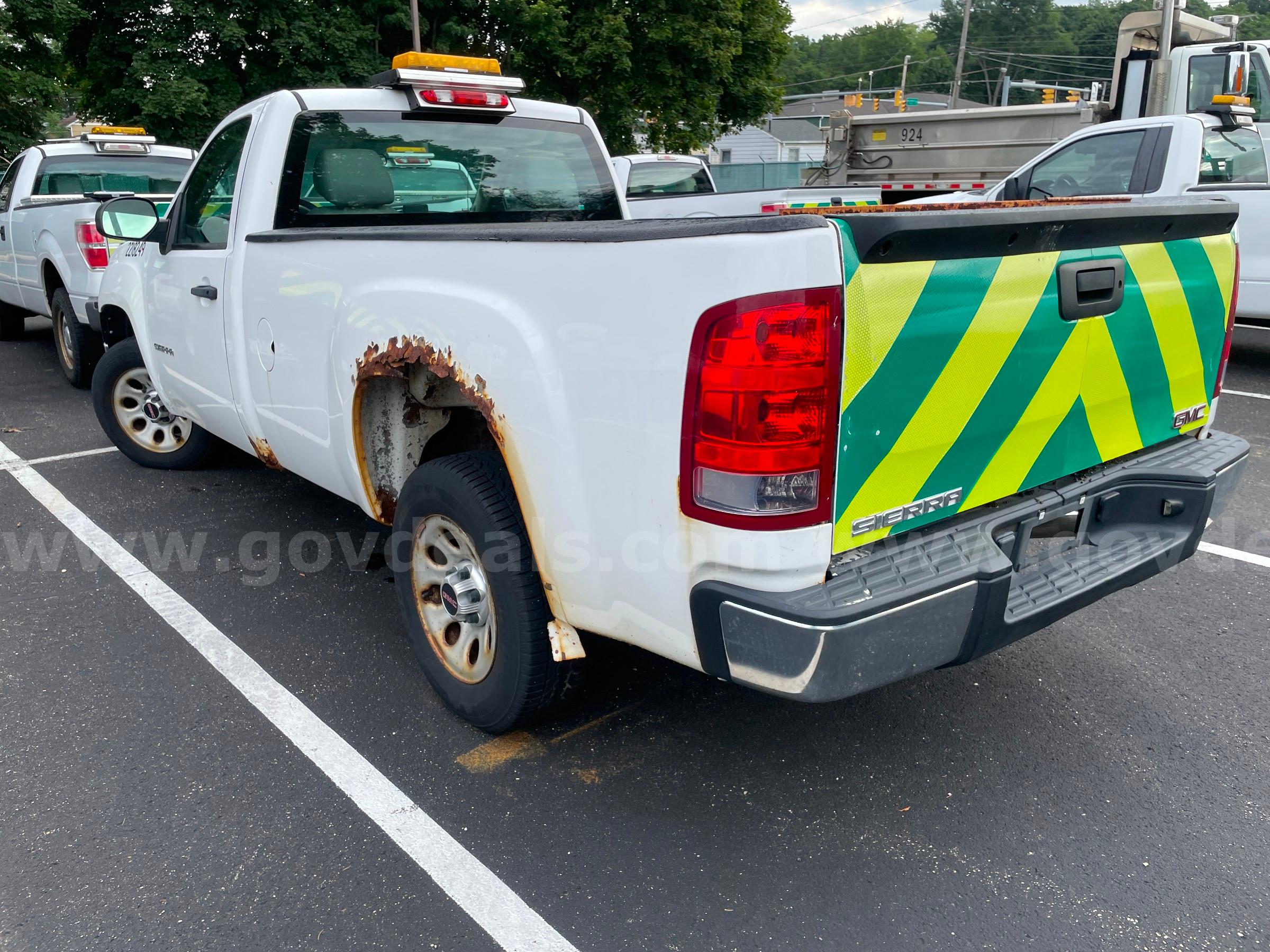 2013 GMC Sierra 1500 2WD REG CAB PICKUP with 4.8L V8 GMC Sierra Government Surplus Auction - Photo #3