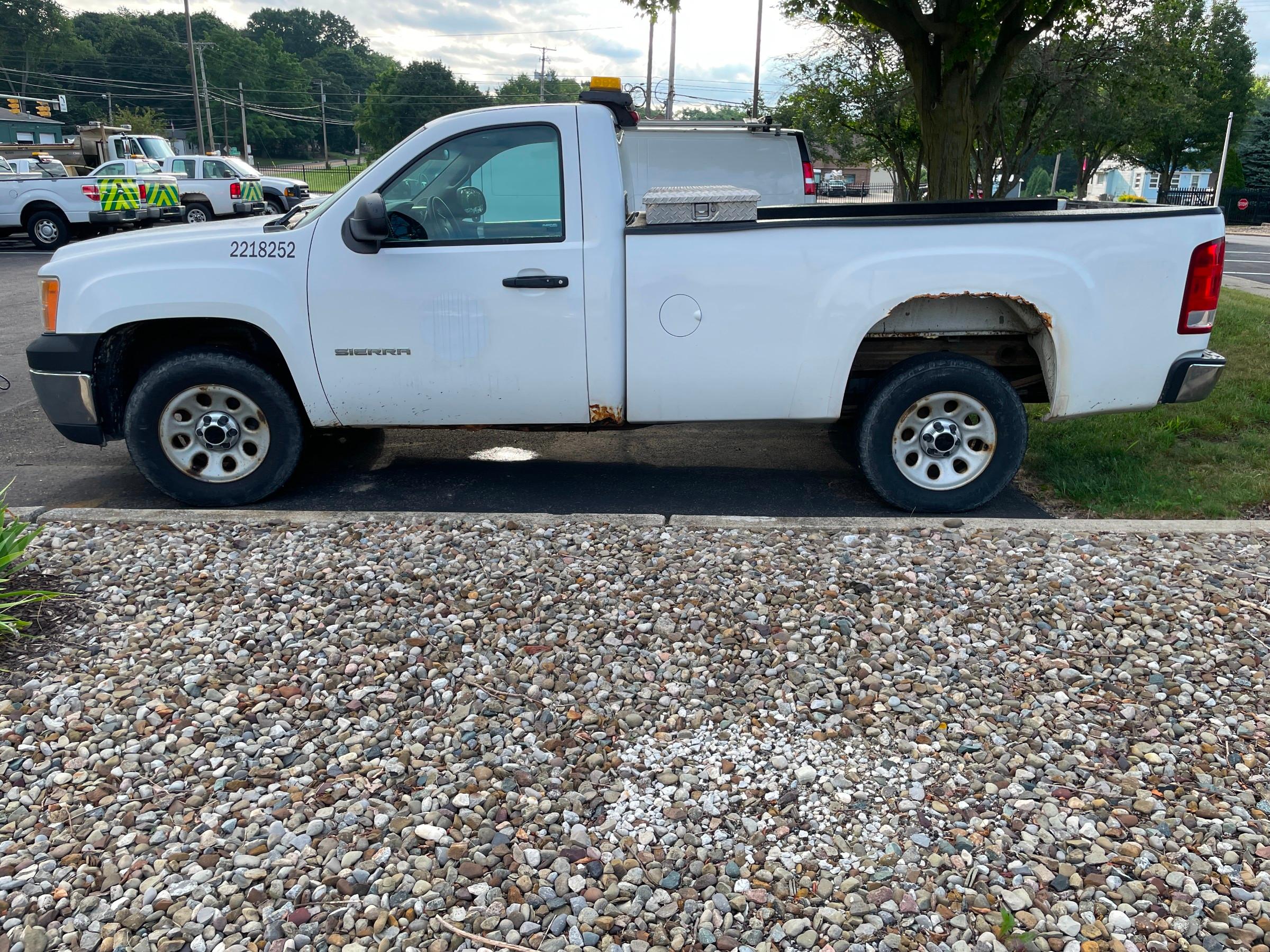 2013 GMC Sierra 1500 2WD REG CAB PICKUP with 4.8L V8 GMC Sierra Government Surplus Auction - Photo #2