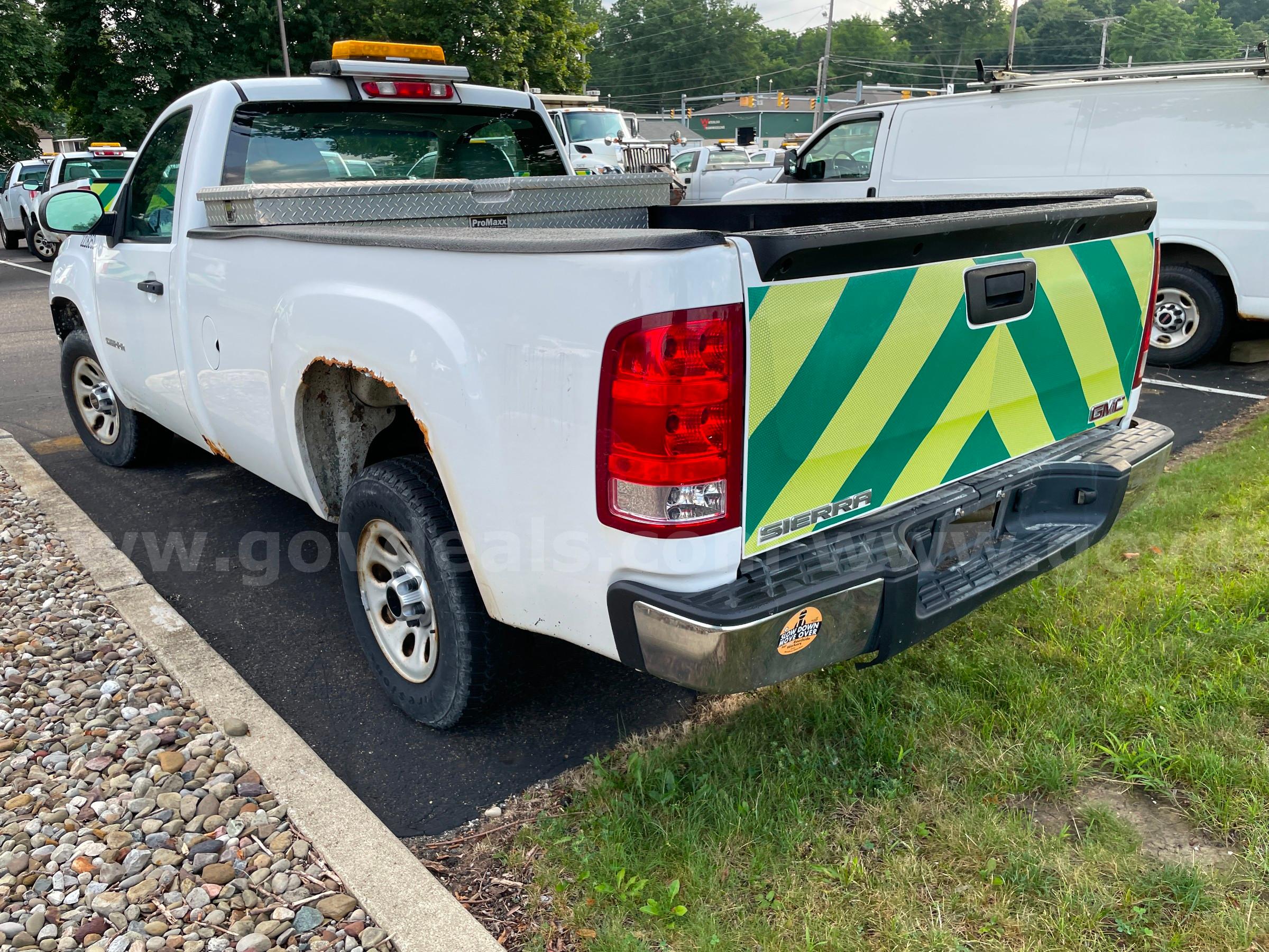 2013 GMC Sierra 1500 2WD REG CAB PICKUP with 4.8L V8 GMC Sierra Government Surplus Auction - Photo #3