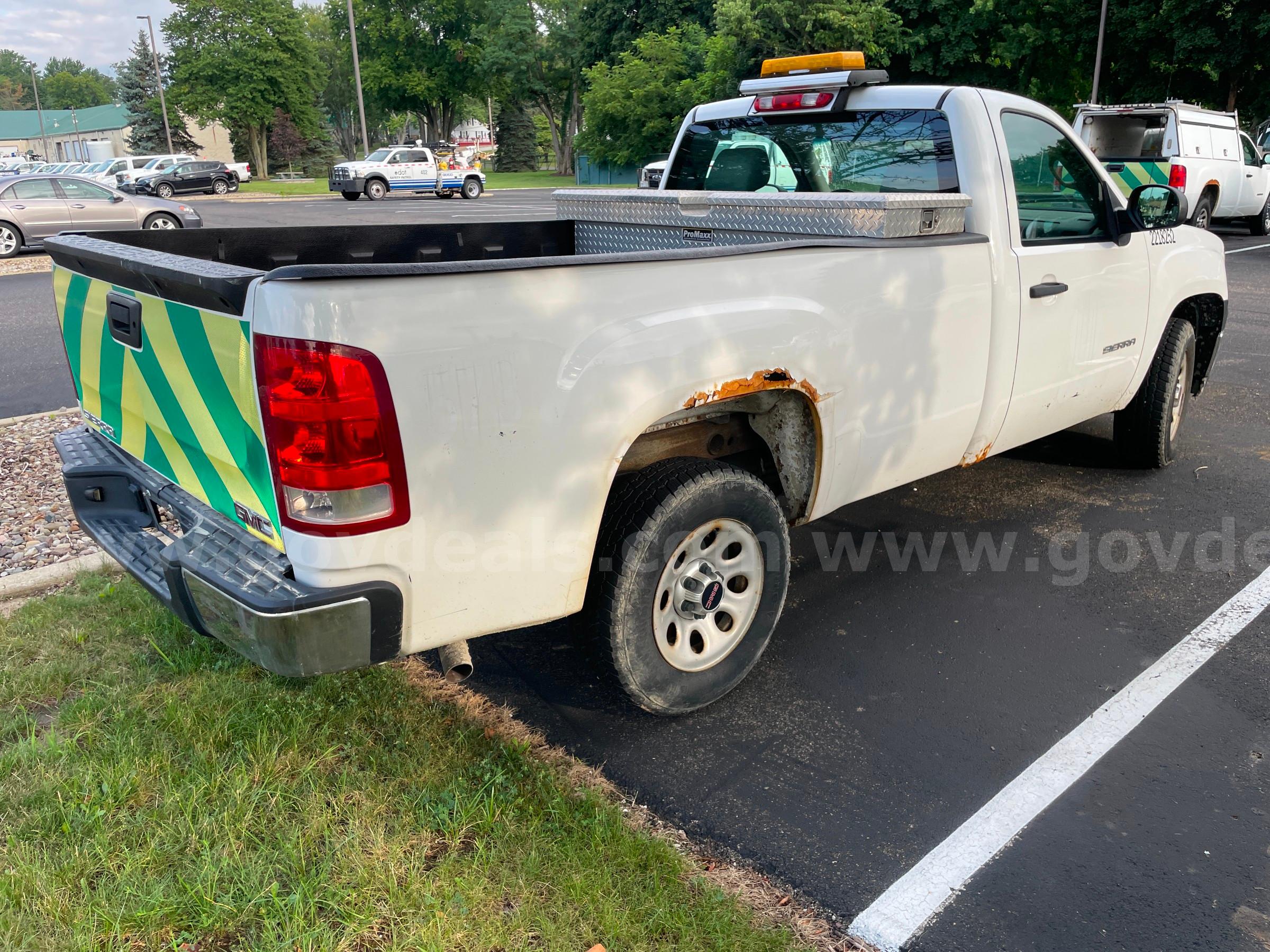 2013 GMC Sierra 1500 2WD REG CAB PICKUP with 4.8L V8 GMC Sierra Government Surplus Auction - Photo #6