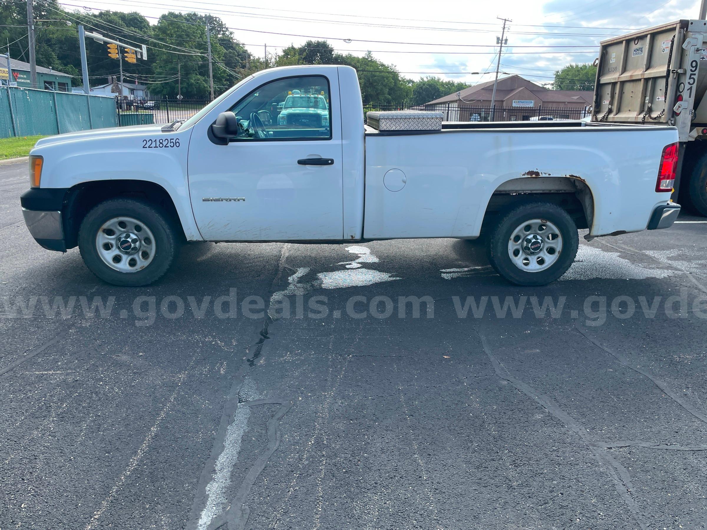 2013 GMC Sierra 1500 2WD REG CAB PICKUP with 4.8L V8 GMC Sierra Government Surplus Auction - Photo #2