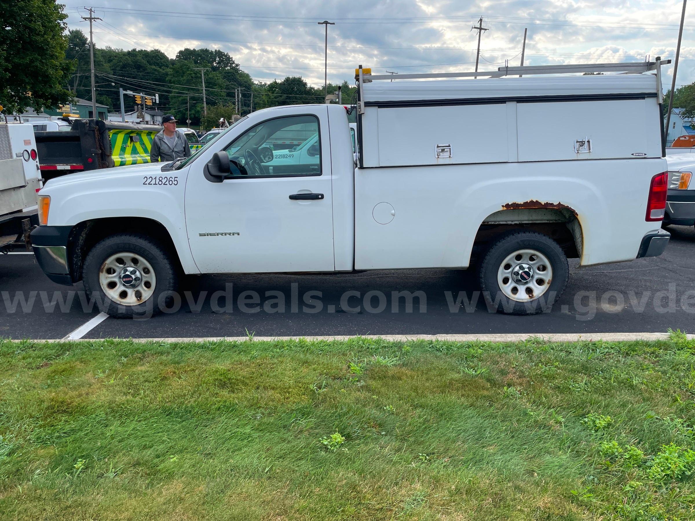 2013 GMC Sierra 1500 2WD REG CAB PICKUP with 4.8L V8 GMC Sierra Government Surplus Auction - Photo #2