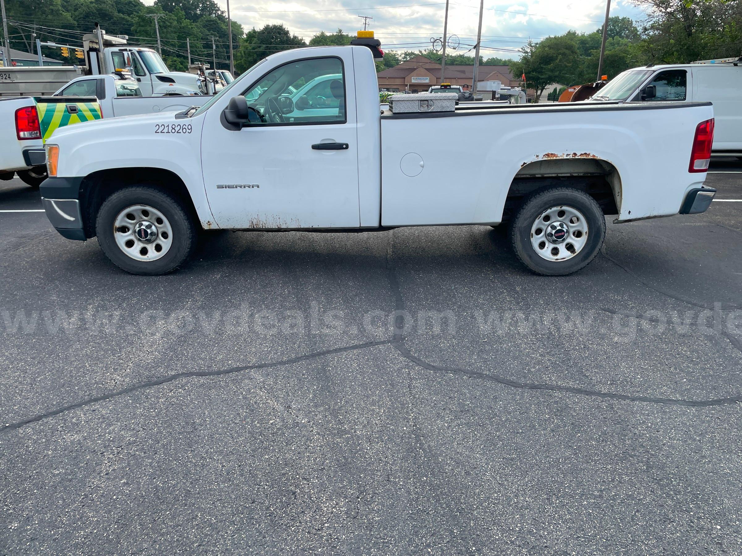 2013 GMC Sierra 1500 2WD REG CAB PICKUP with 4.8L V8 GMC Sierra Government Surplus Auction - Photo #2