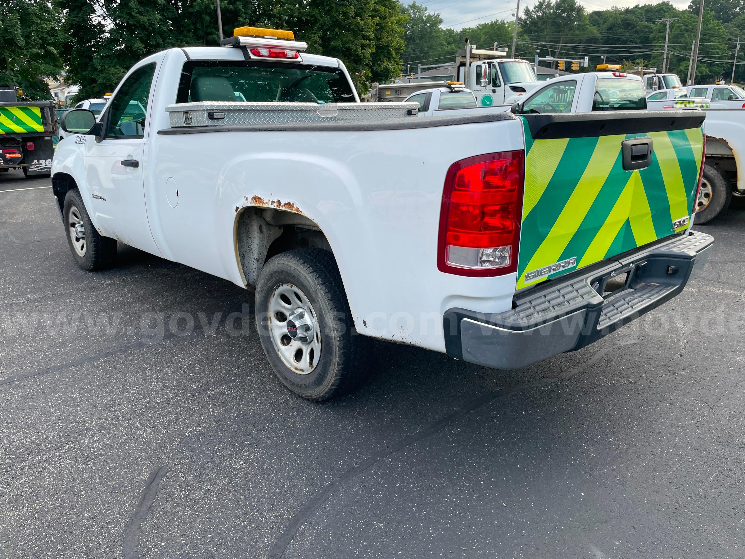 2013 GMC Sierra 1500 2WD REG CAB PICKUP with 4.8L V8 GMC Sierra Government Surplus Auction - Photo #3
